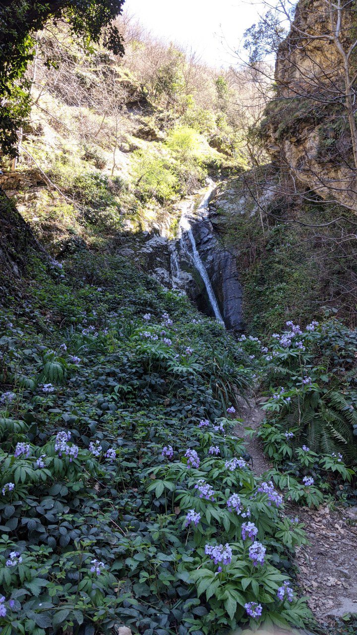 Ein Wasserfall in Thues-les-Bains in der Nähe von heissen Quellen 