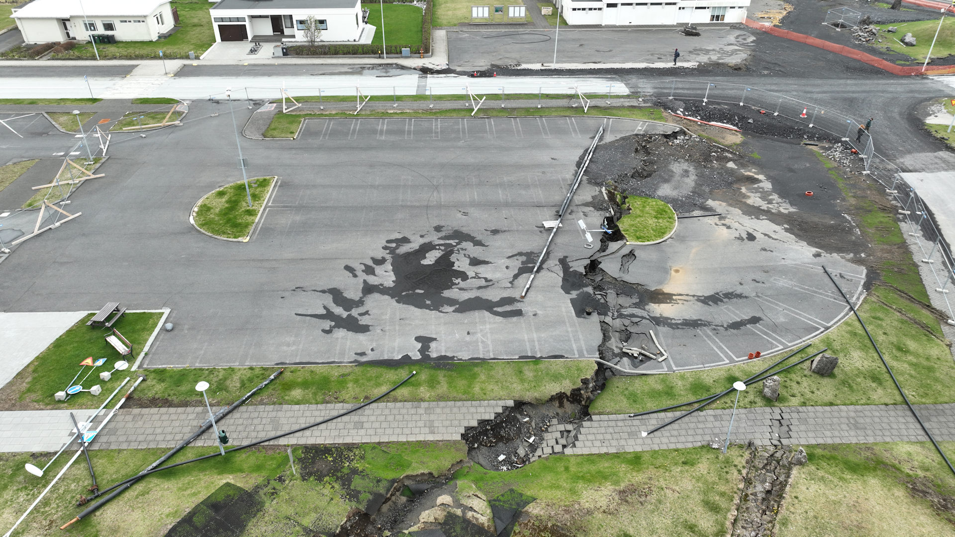 Beschädigter, abgesackter Parkplatz mit Riss in Grindavik Island