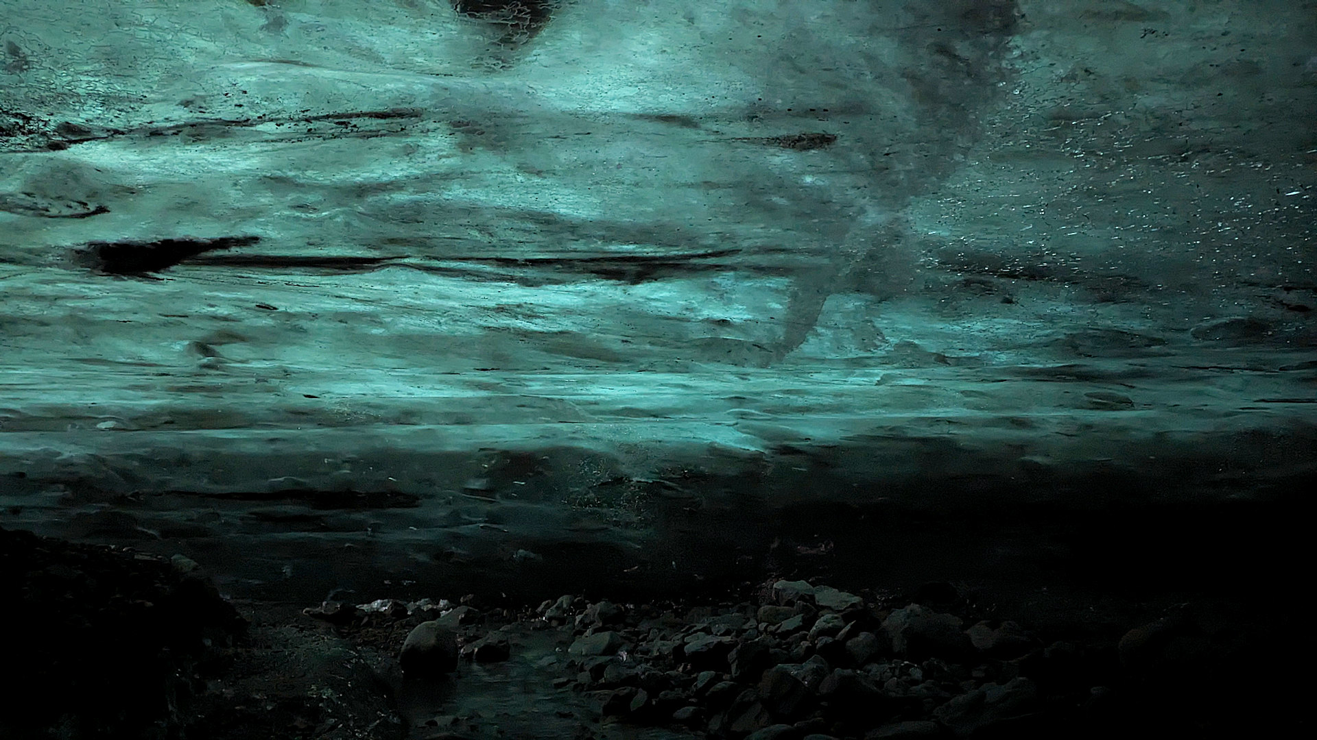 Blau schimmernde Decke einer Eishöhle Jökulsarlon Island
