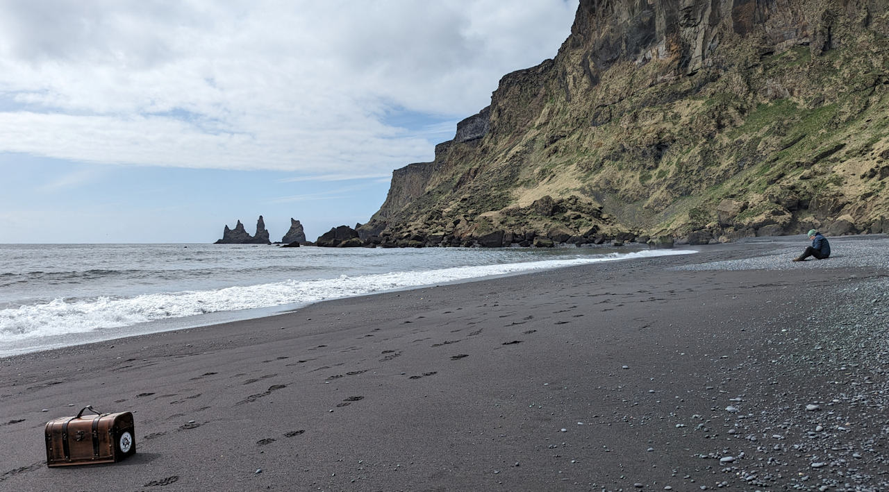 Braune Kiste am schwarzen Strand von Vik i Myrdal