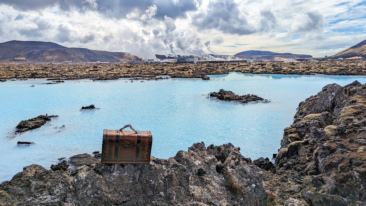 Braune Kiste vor der türkis farbenen Blauen Lagune in Island