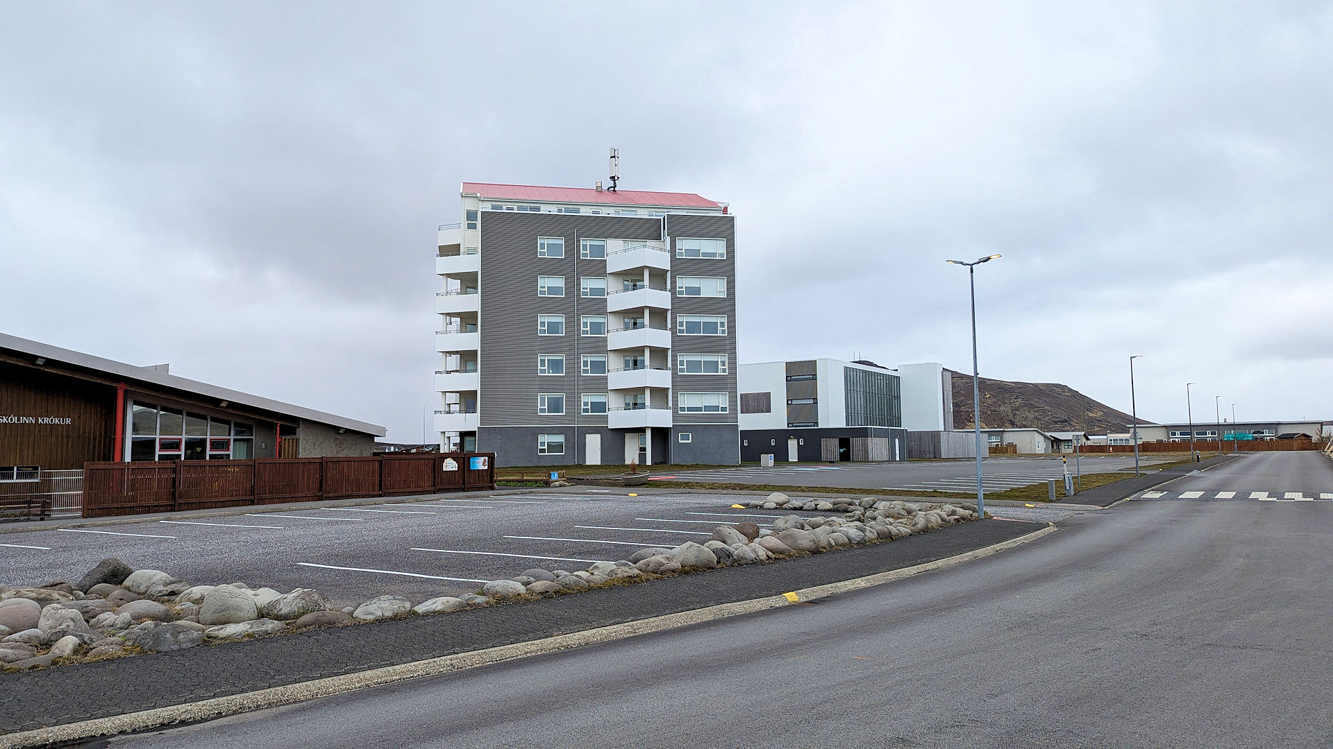 Hochhaus mit leerem Parkplatz im verlassenen Grindavik Island
