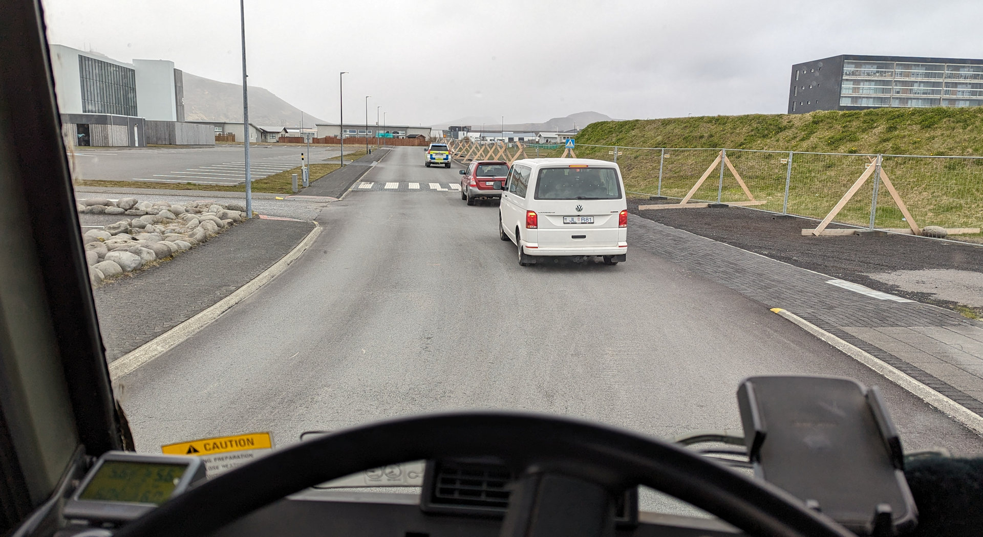 Blick aus dem DAF T244 LKW auf drei voraus fahrende Fahrzeuge in Grindavik Island