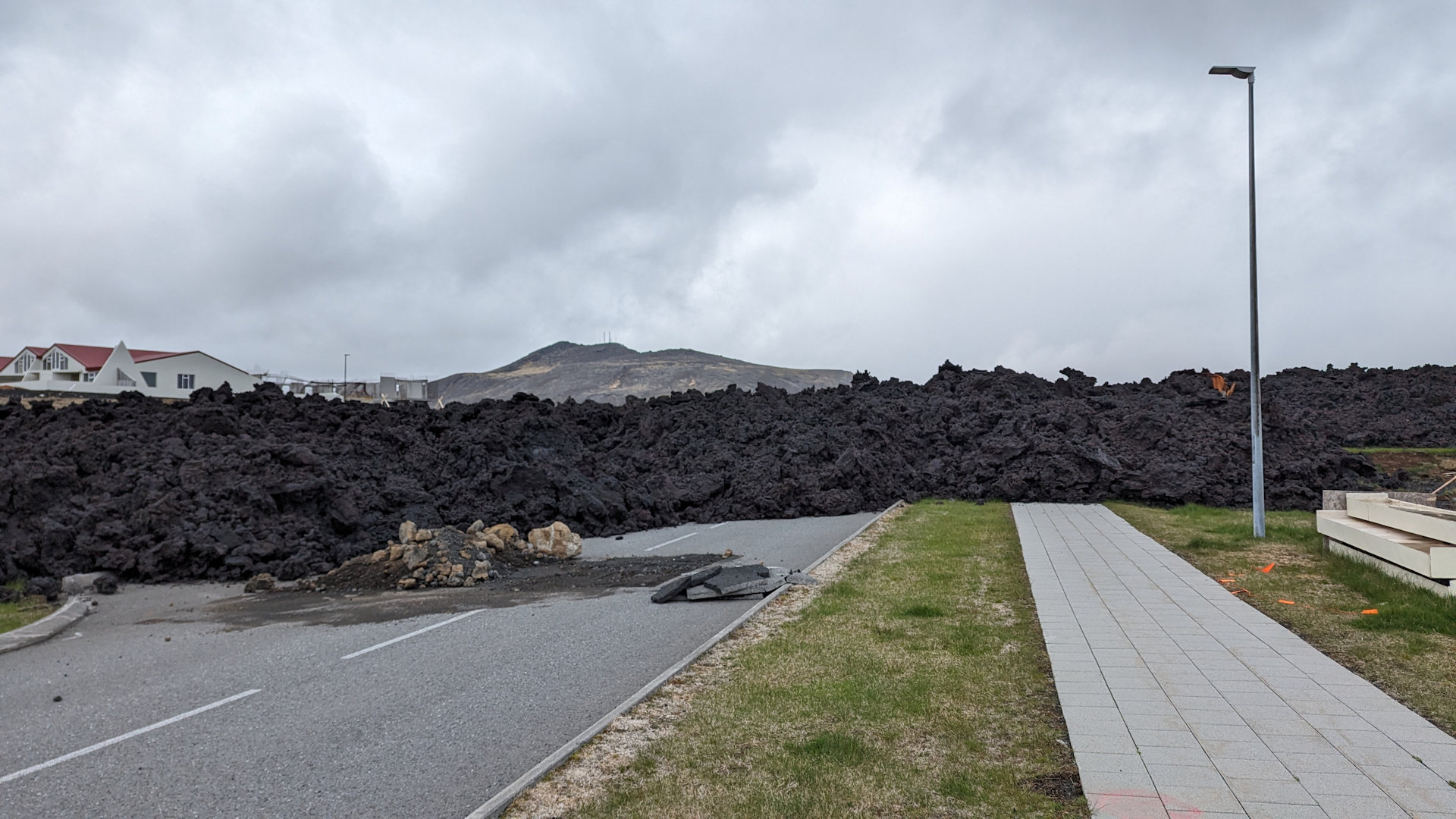 Schwarze Lava hat eine Strasse in Grindavik Island blockiert