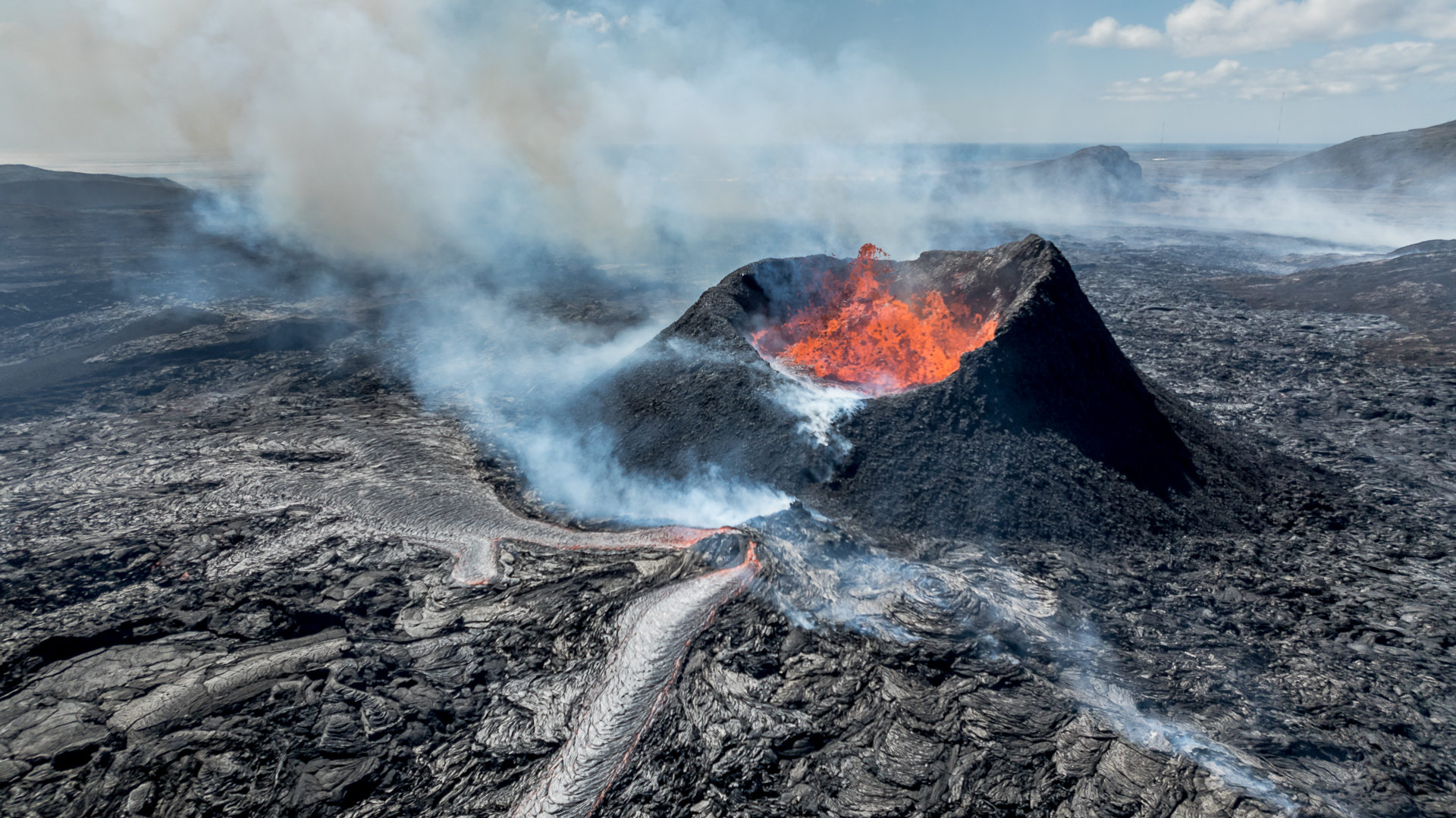 Feuer spuckender und Rauch ausstossender Vulkan in Grindavik Island