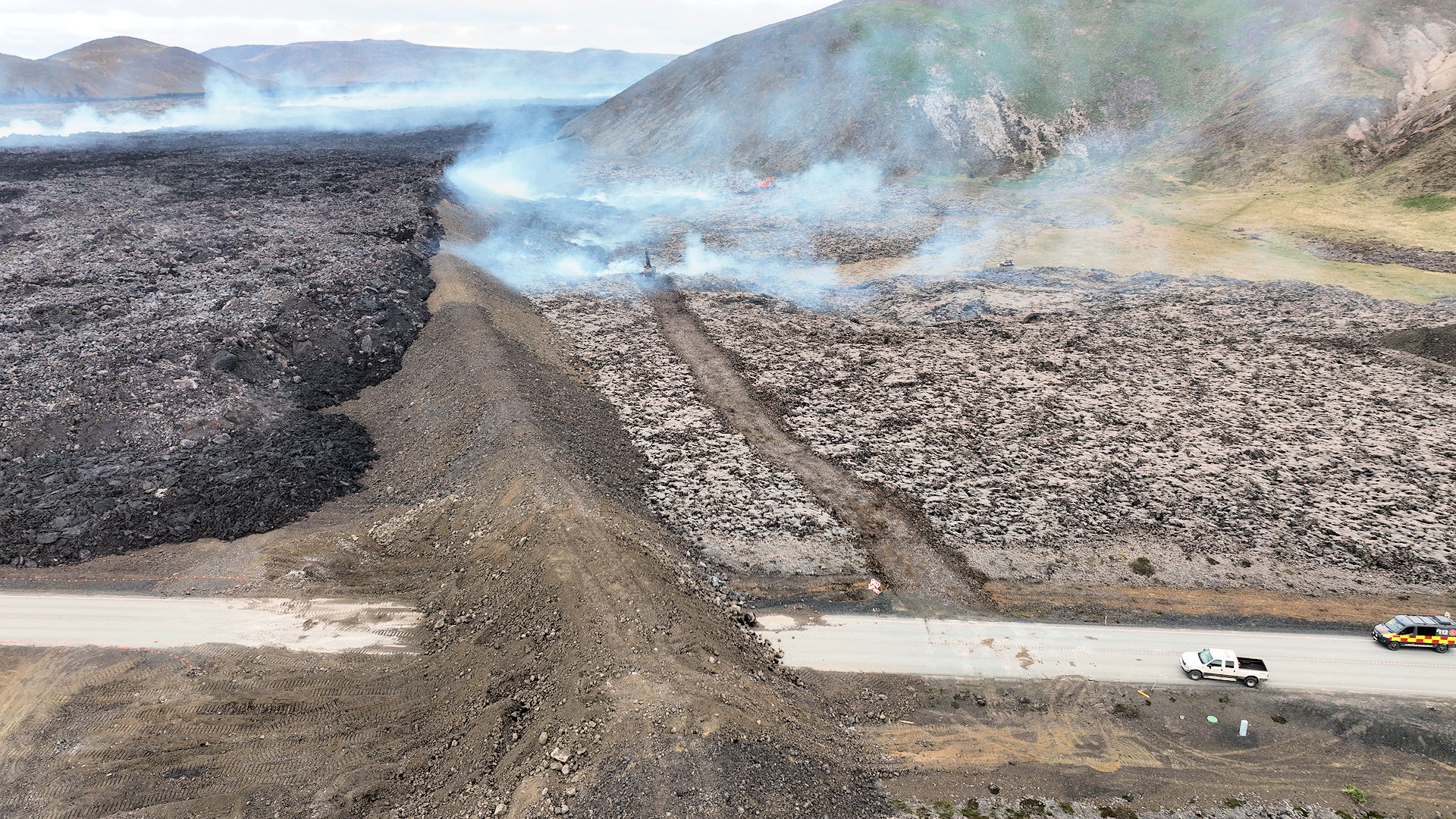 Luftbild der Lava Barriere in Grindavik 