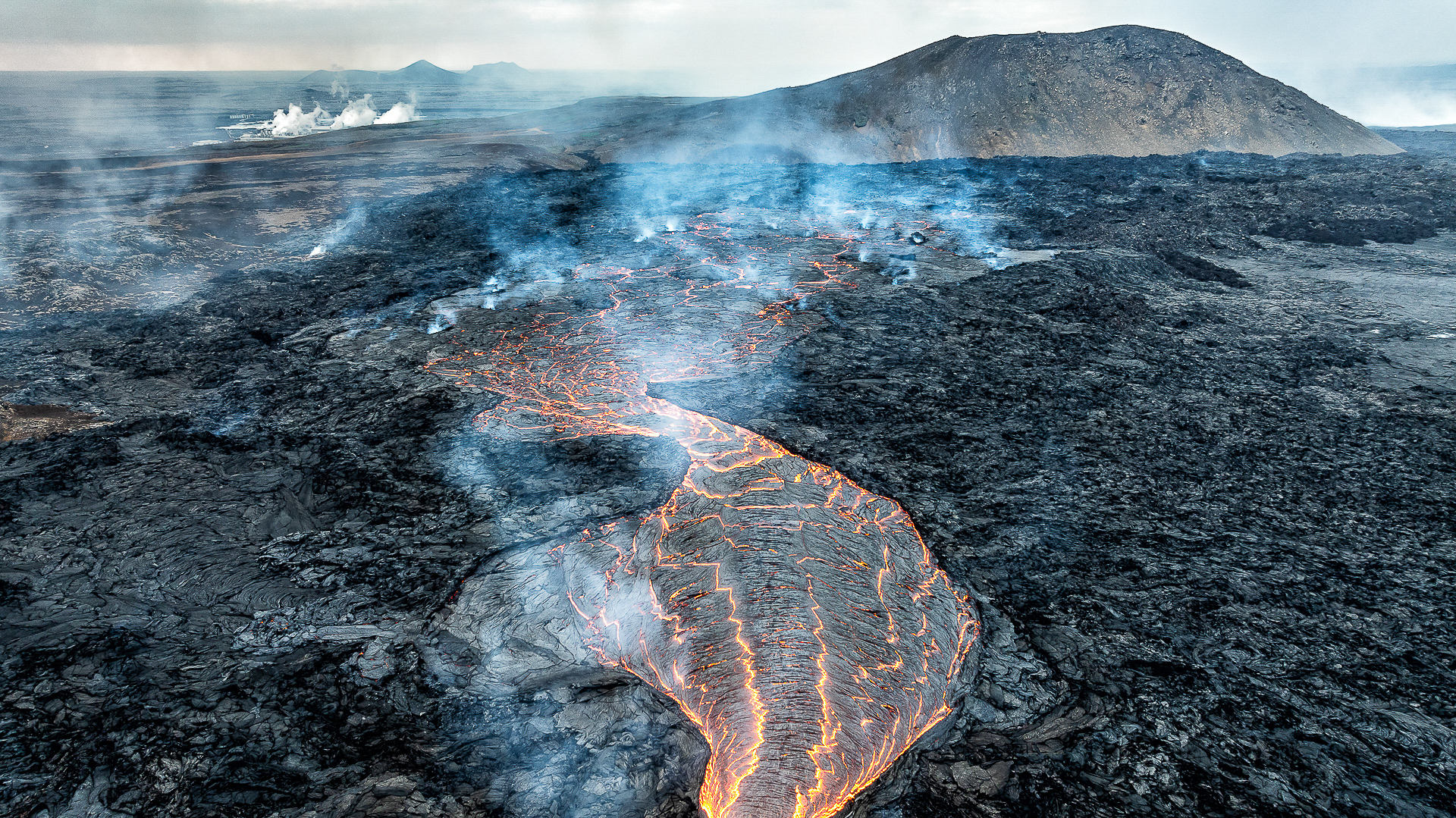 Lava See in der Nähe vom Svartsengi Kraftwerk Grindavik Island