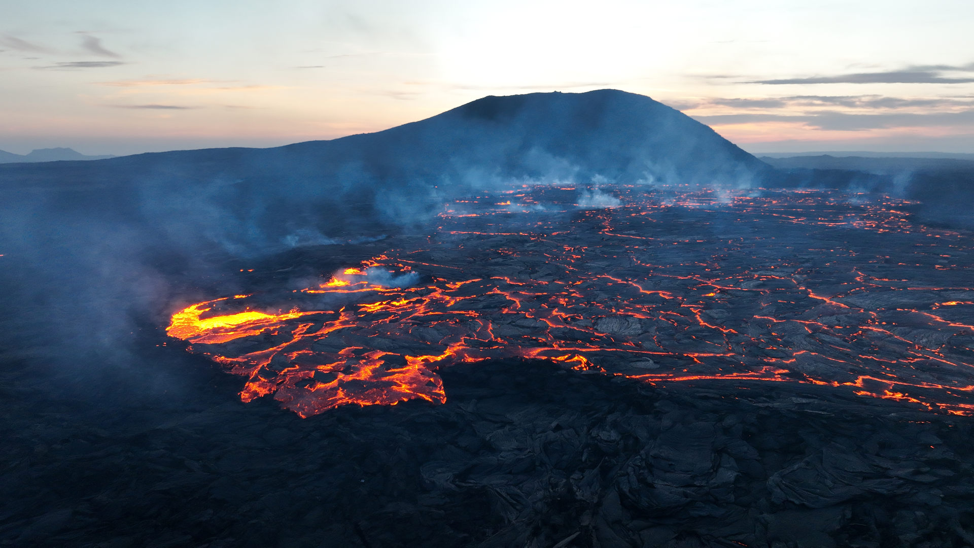 Glühender Lavasee in Grindavik Island in der Dämmerung fotografiert