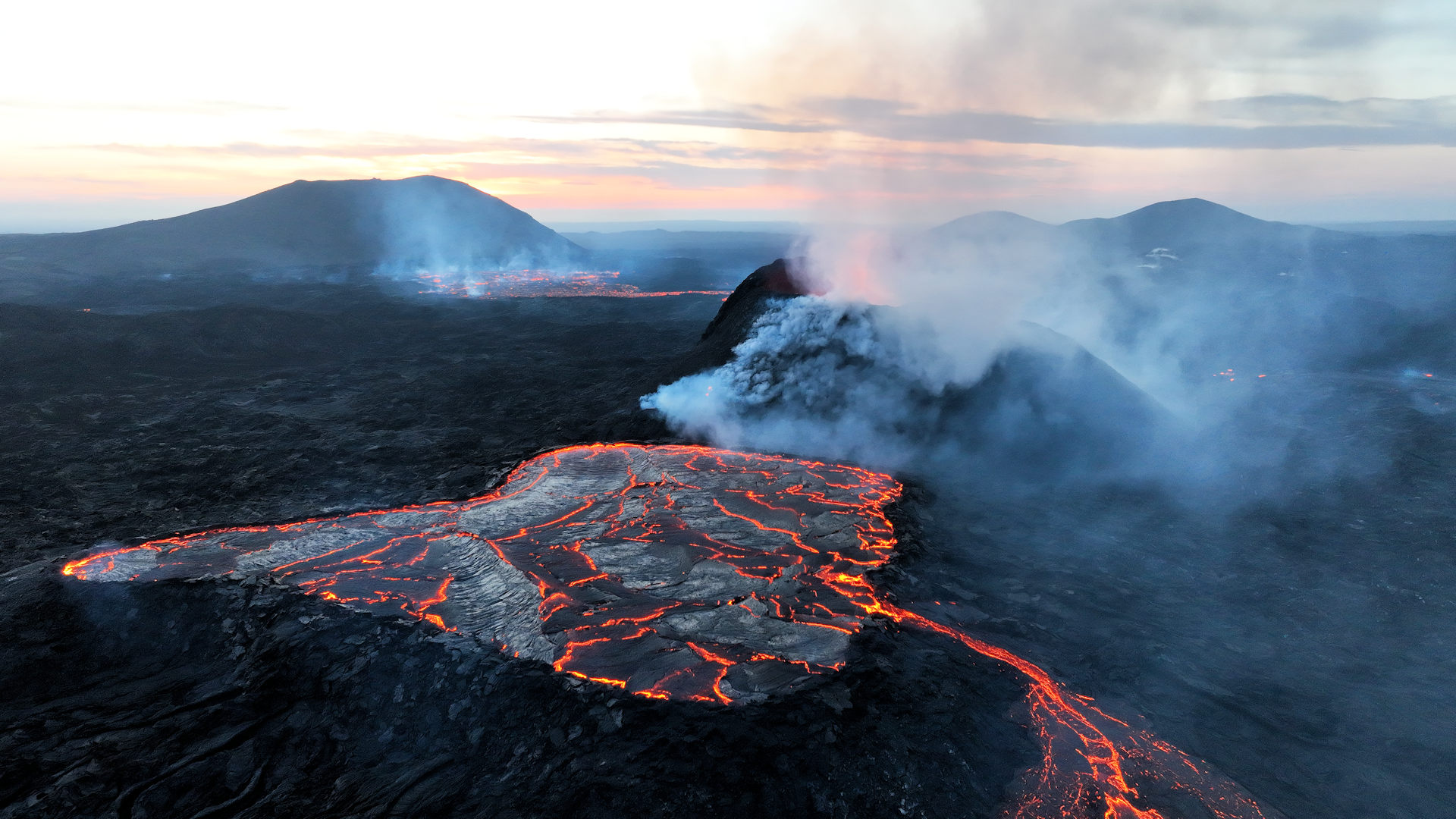 Kleiner Lavasee mit Abfluss südlich vom Vulkan Grindavik fotografiert 