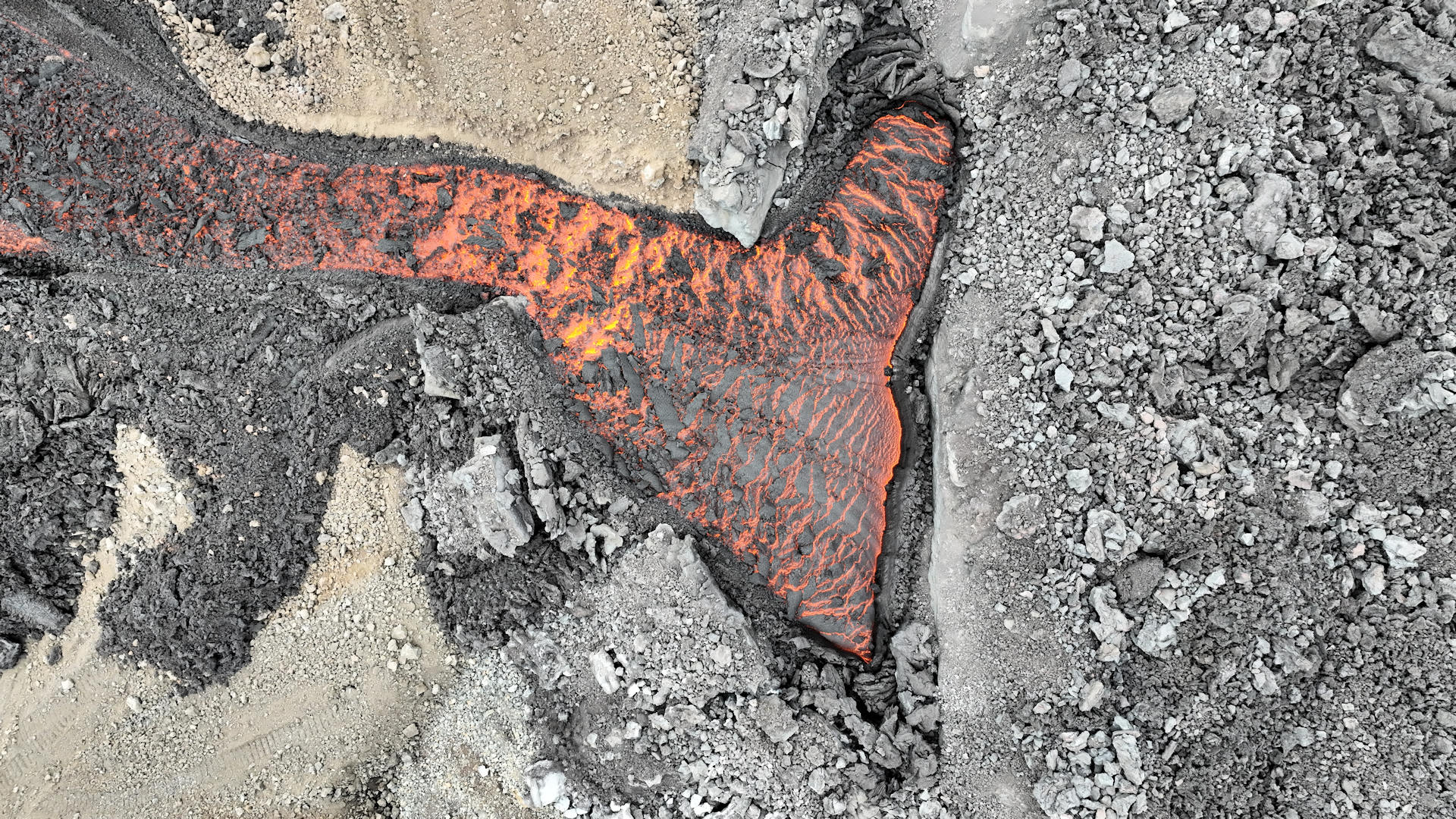 Glühende Lava von oben fotografiert 