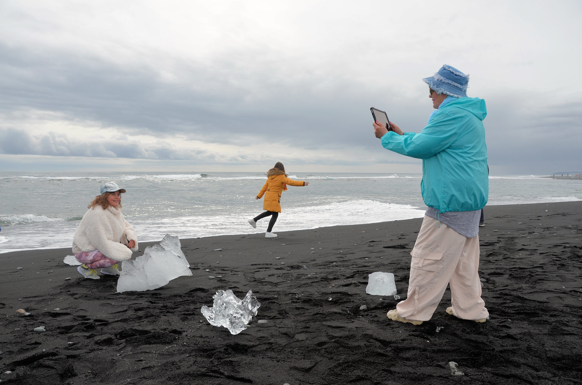 Drei Amerikanerinnen am Jökulsarlon mit Eis Brocken