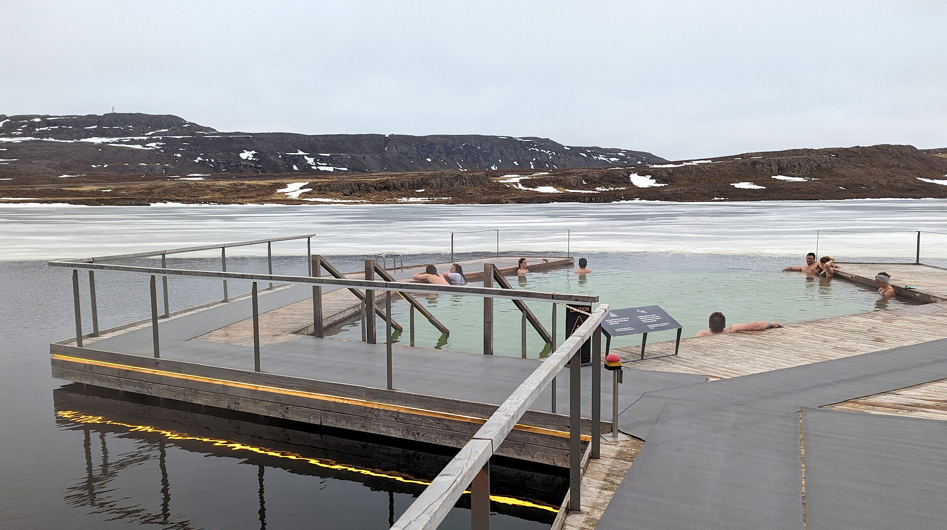 Badebecken in See vom Vök Bath Egilsstadir 