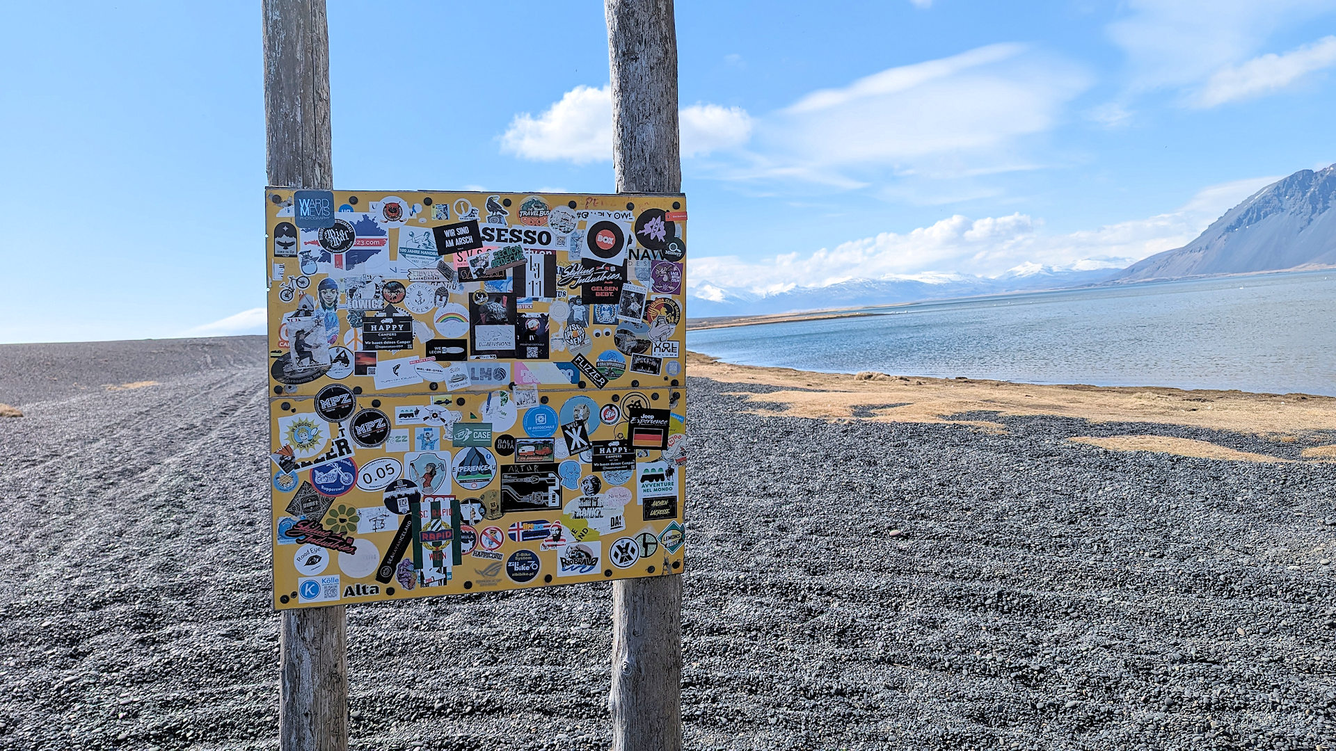 Ein Schild in Island ist durch unzählige Aufkleber unleserlich geworden