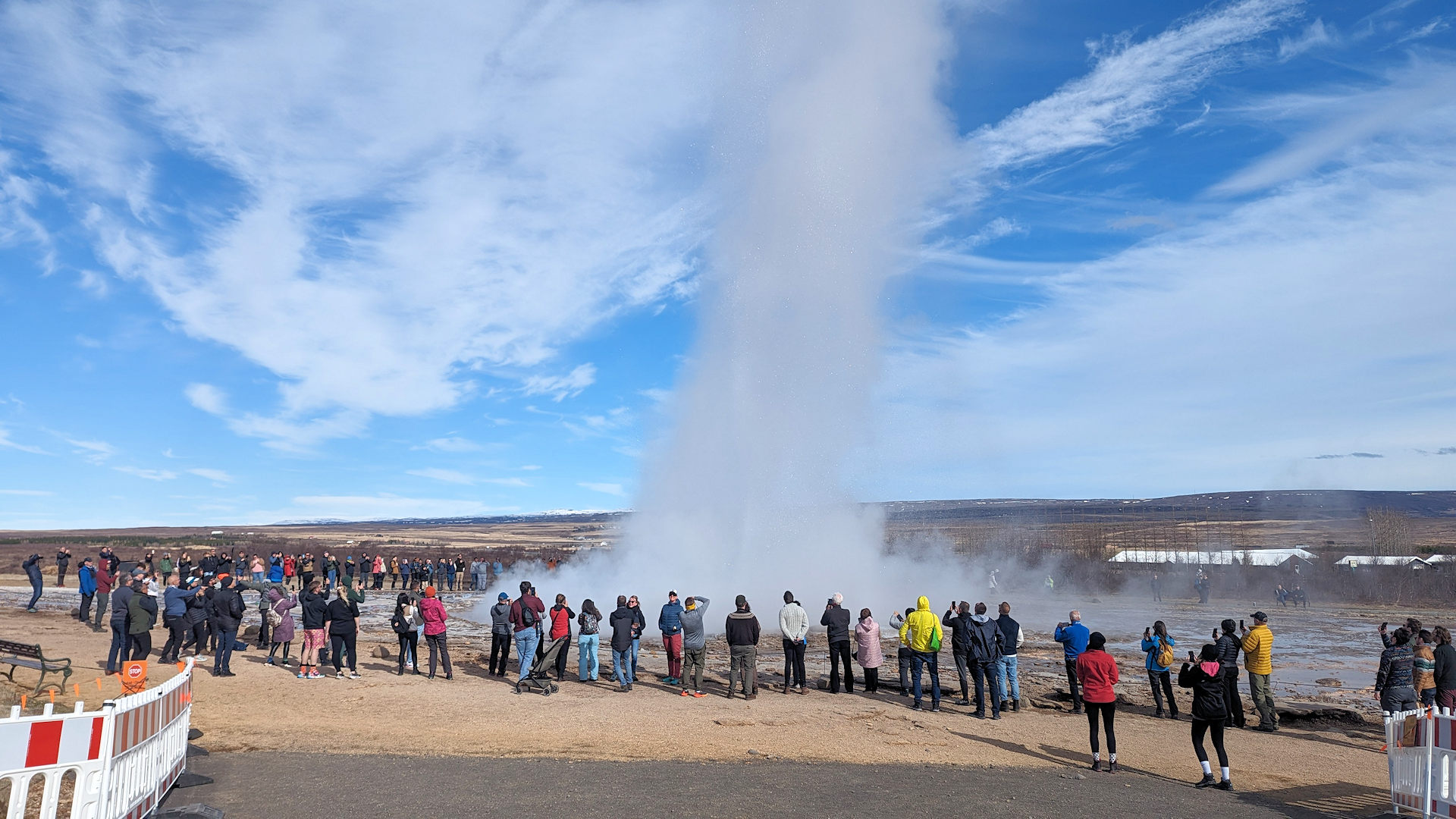 Geysir Island mit Touristen