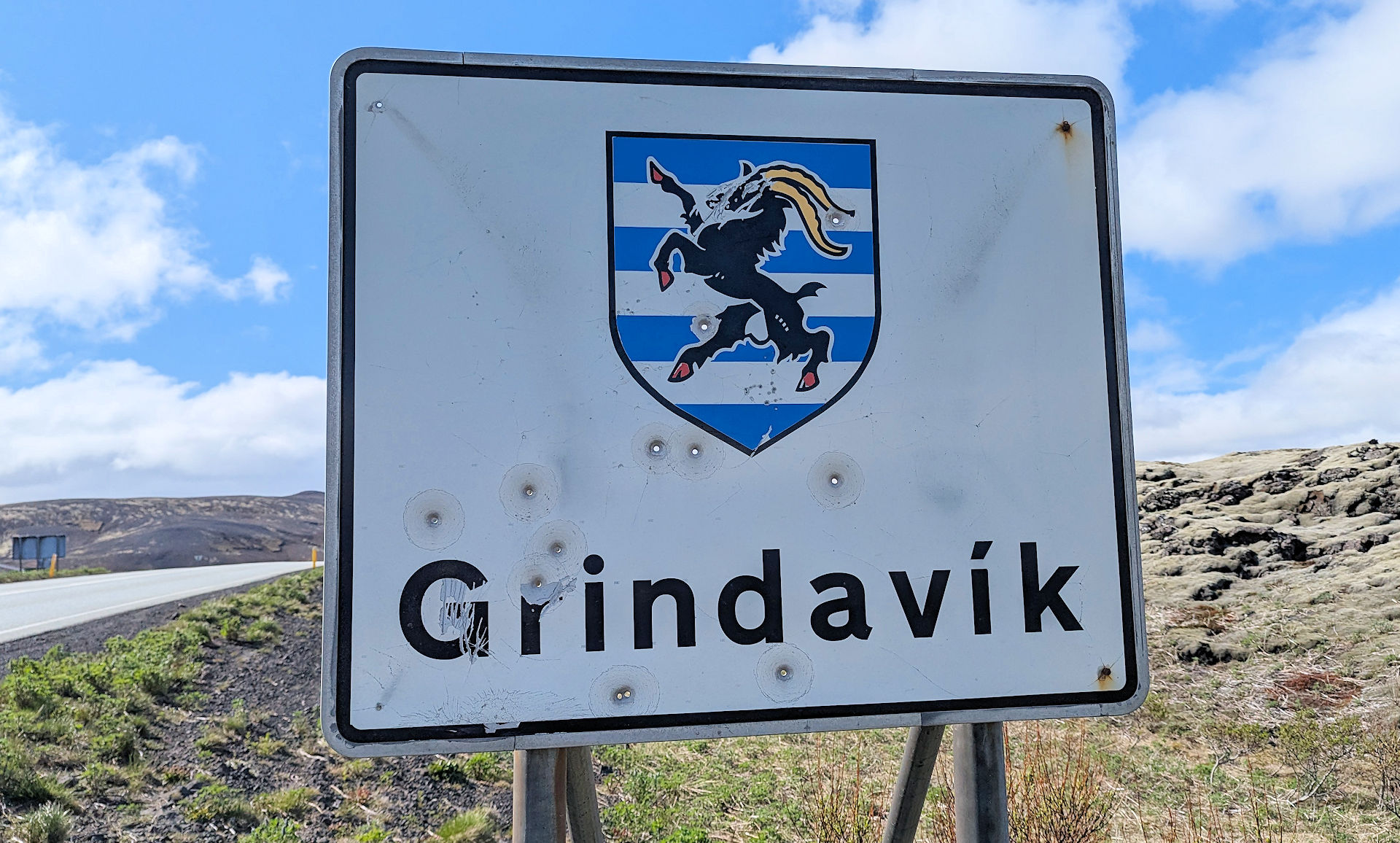 Ortschild Grindavik mit Löchern von Schrotkugeln