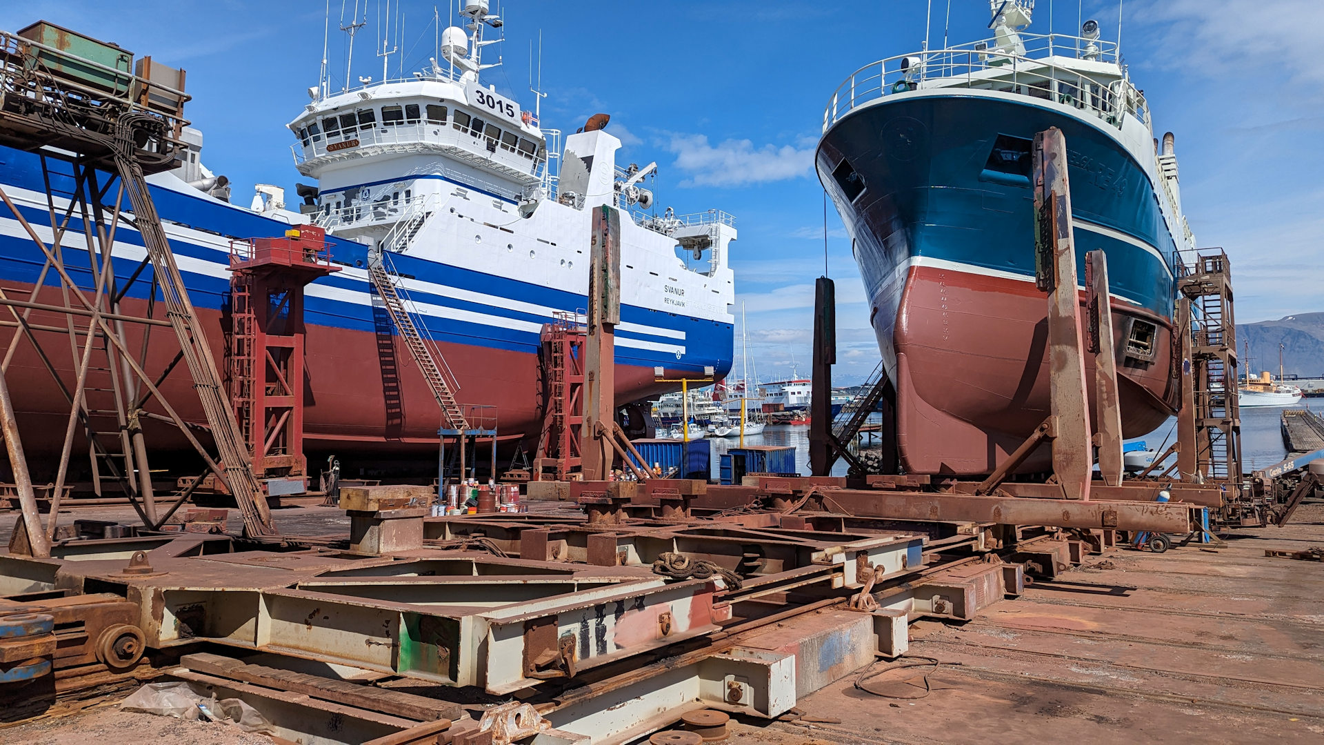 Zwei Schiffe im Trockendock auf einer Werft