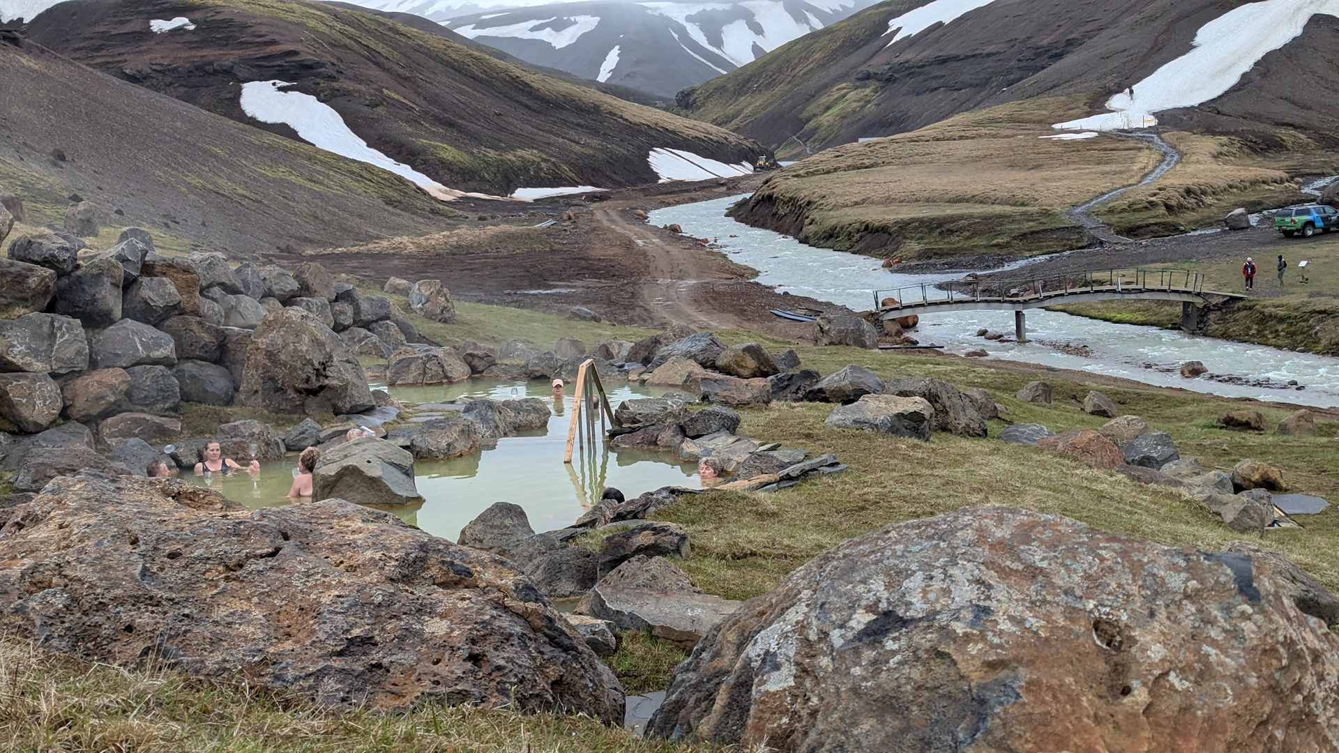 Schwimmbad Highland Base Kerlingarfjöll am Fluss 