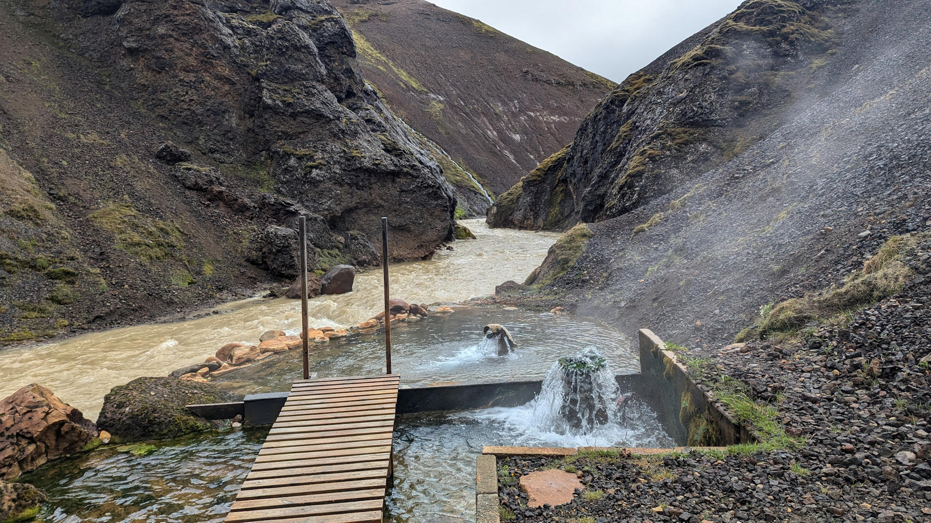 Natur Badestelle in den Bergen der Highland Base Kerlingarfjöll am Fluss