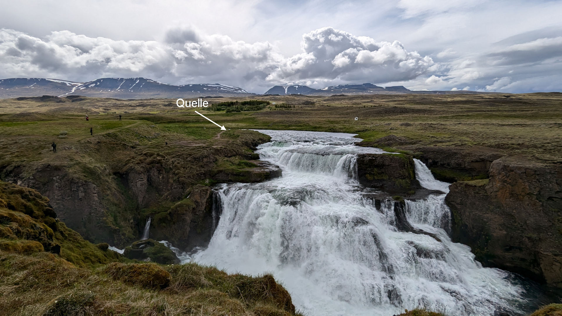 Fosslaug Wasserfall in Island mit eingezeichneter heisser Quelle