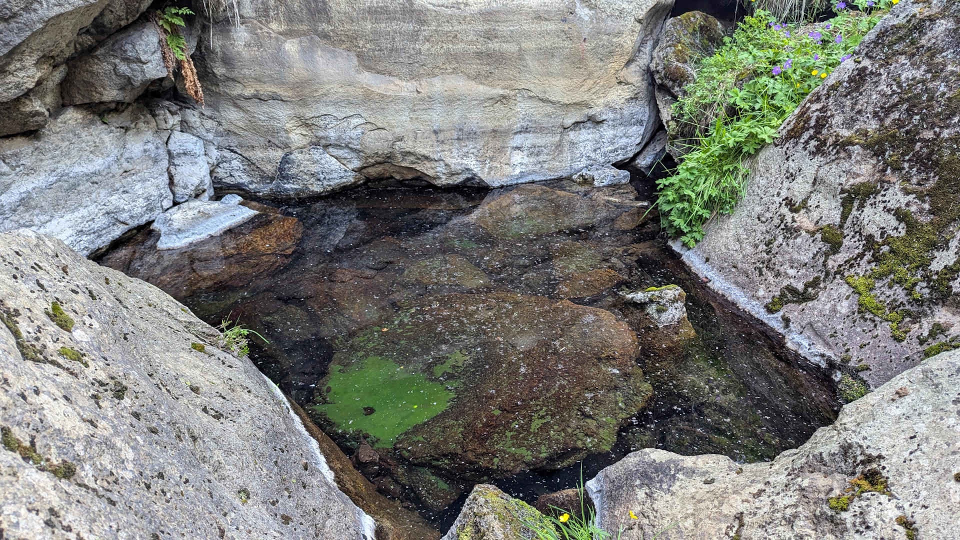 Kleines warmes Badebecken vom Storagja  Graben