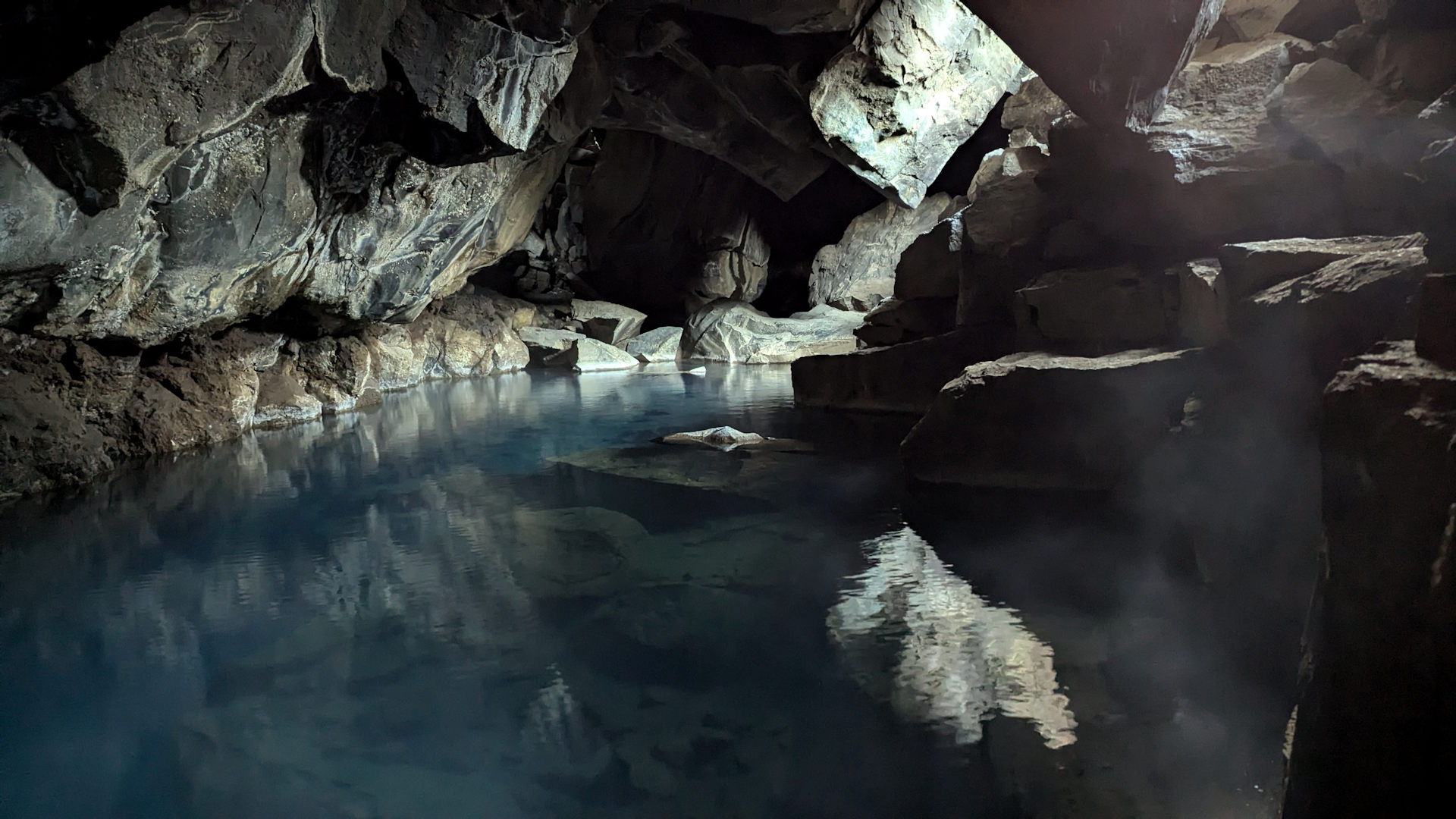 Grjotagja Höhle Island