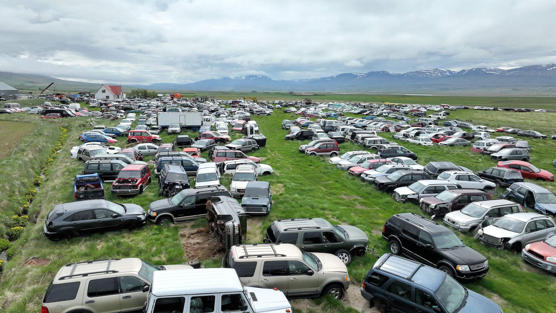 Luftbild von einem PKW Schrottplatz in der Nähe von Akureyri