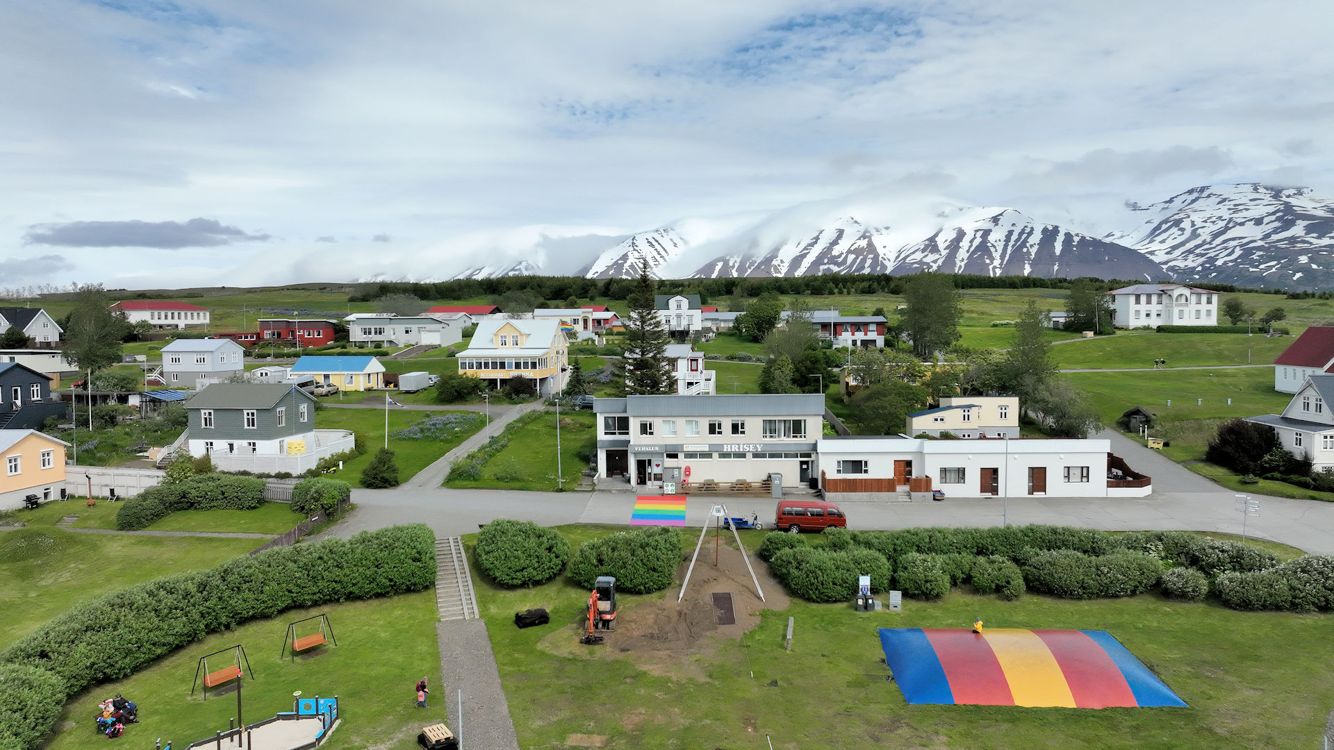 Island Insel Hrisey mit schneebedeckten Bergen im Hintergrund