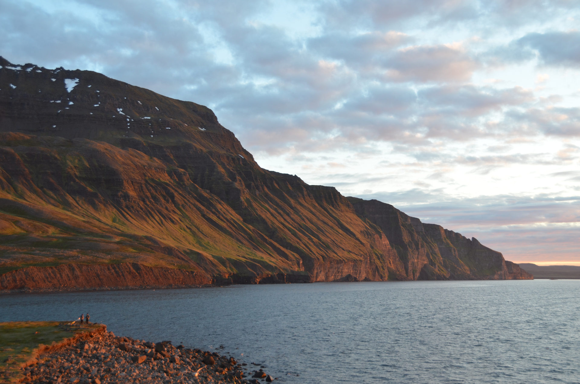 Abendsonne taucht Berge in Island in warmes, rotes Licht