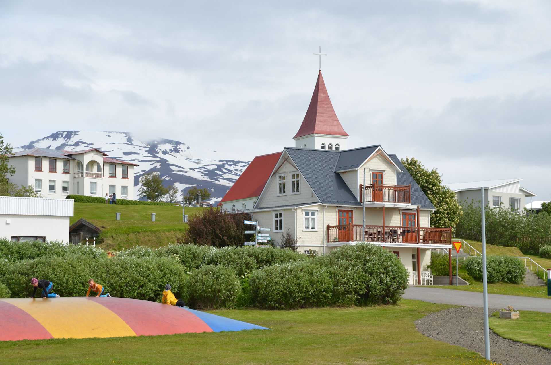 Spielende Kinder und Haus Hrisey Island