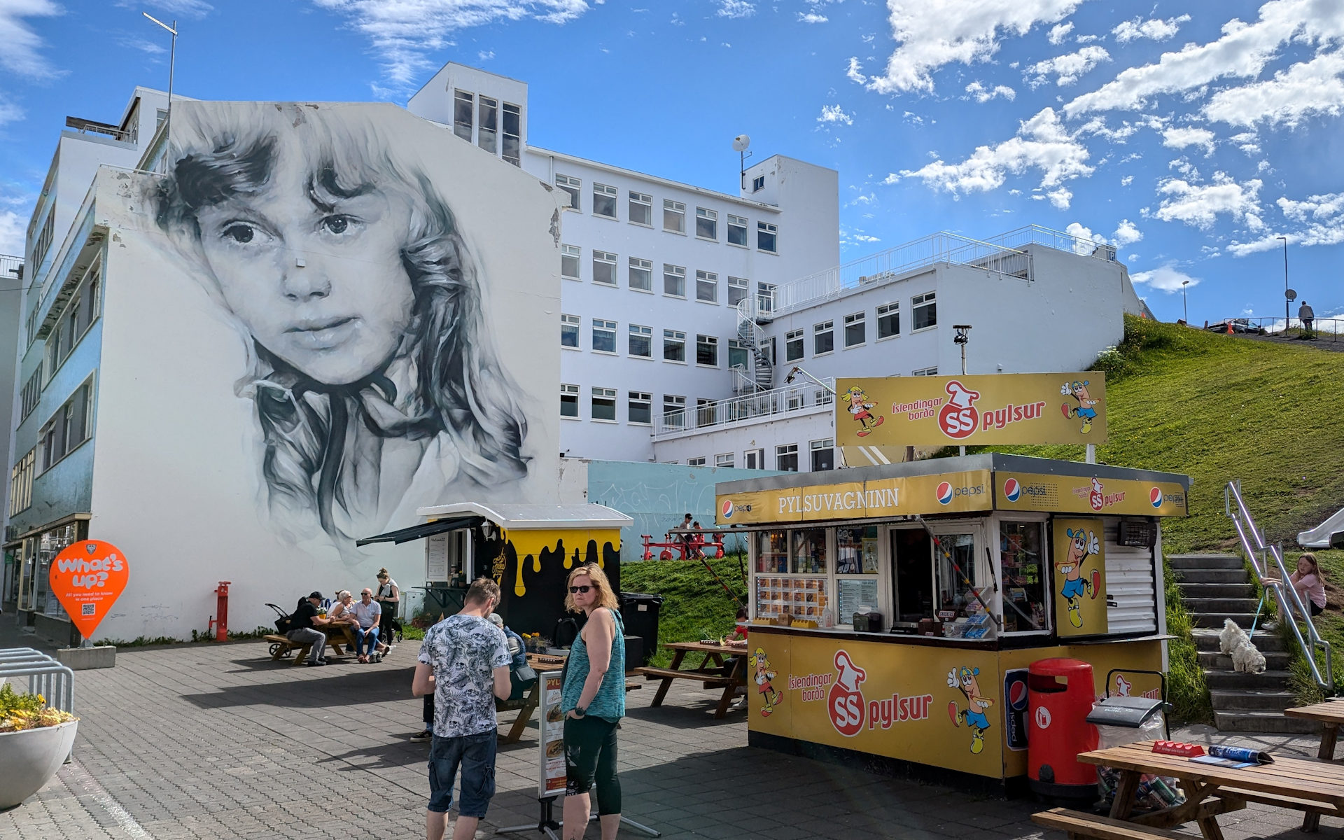 Grossen Wandbild an einem Haus mit einem Mädchen in Akureyri Island