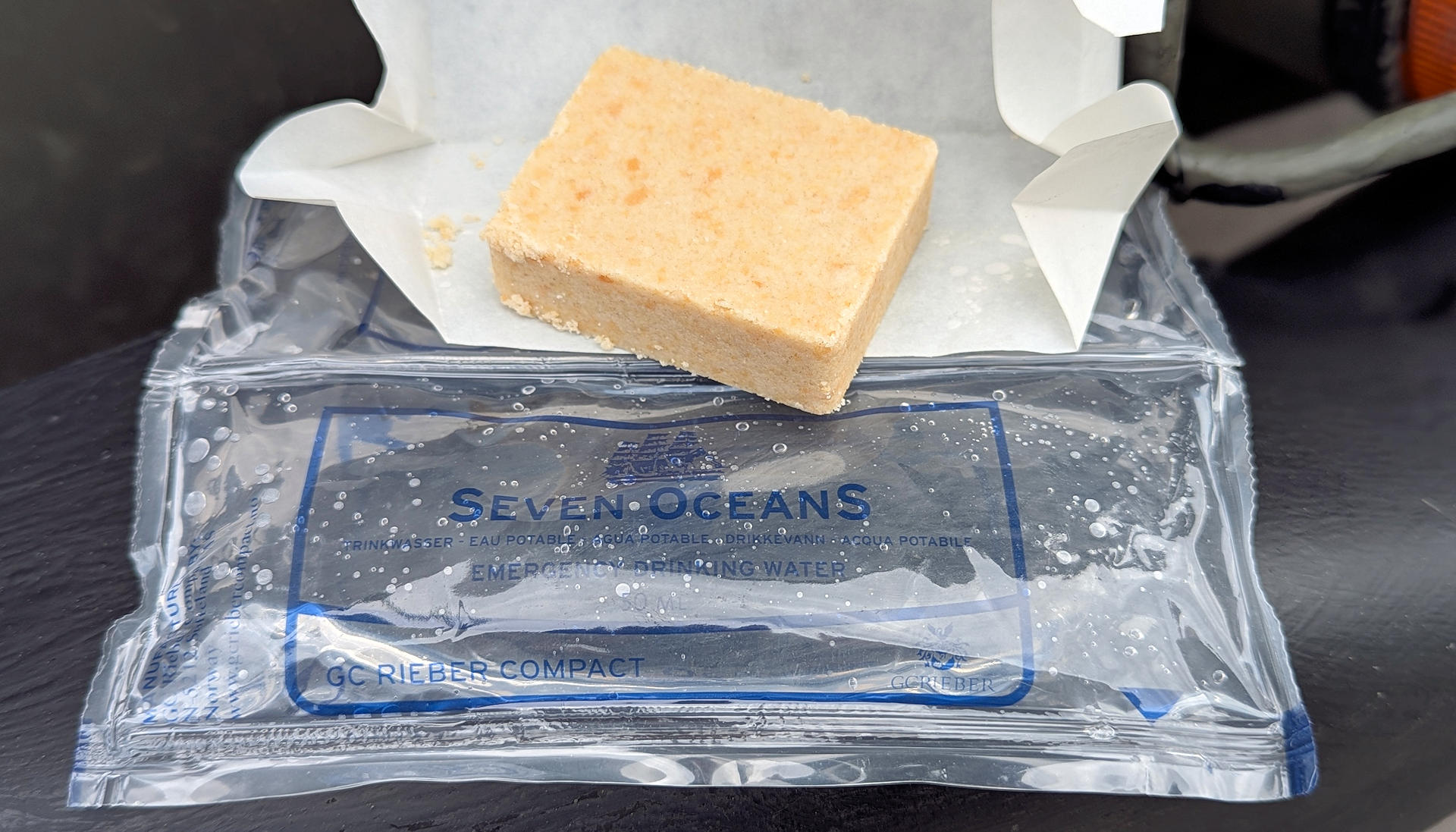 Seven Oceans Notverpflegung als Keks Würfel und eine Portion abgepacktes Wasser 