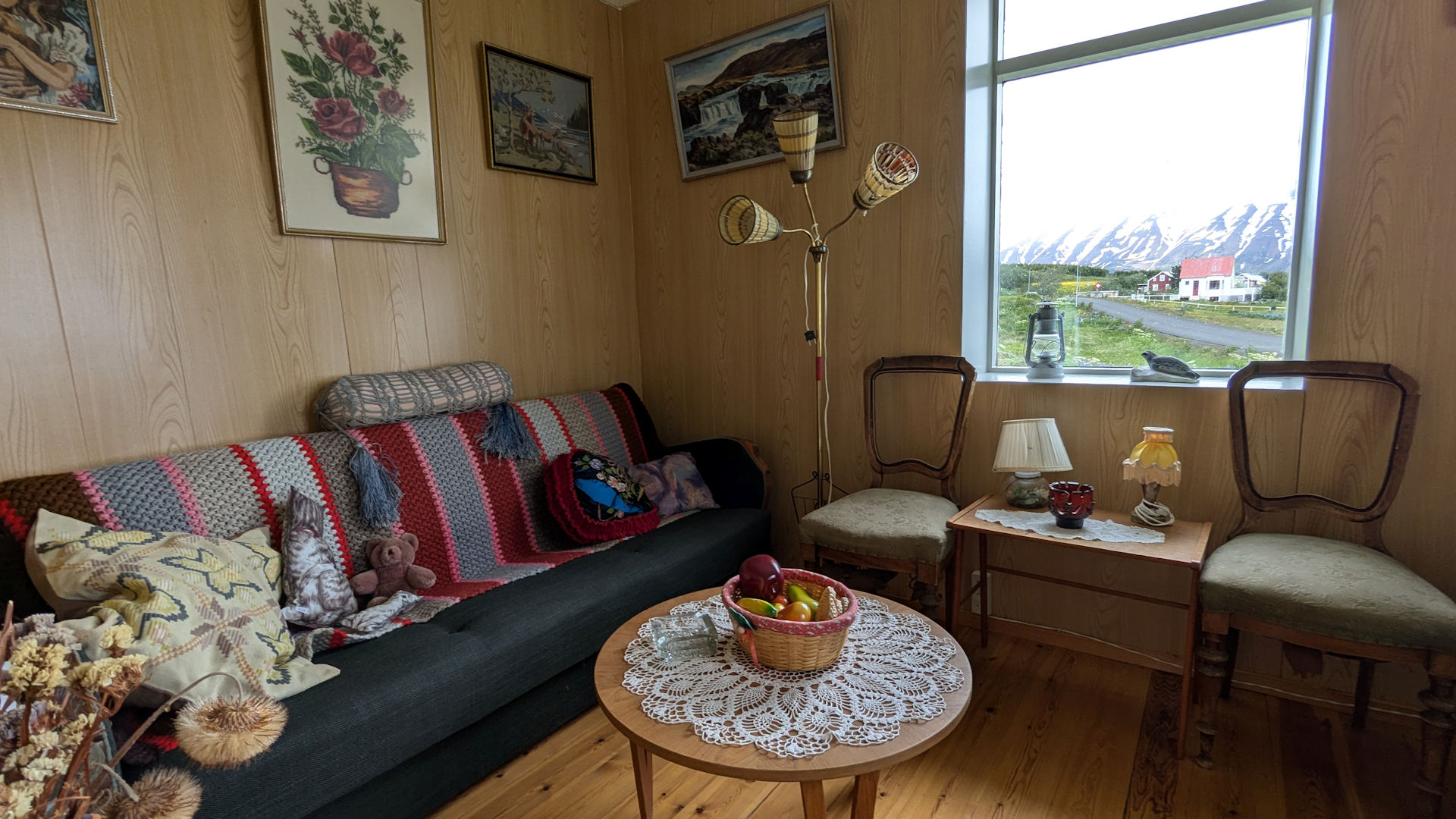 Wohnzimmer Alda Halldorsdottir mit Fenterblick auf die Berge