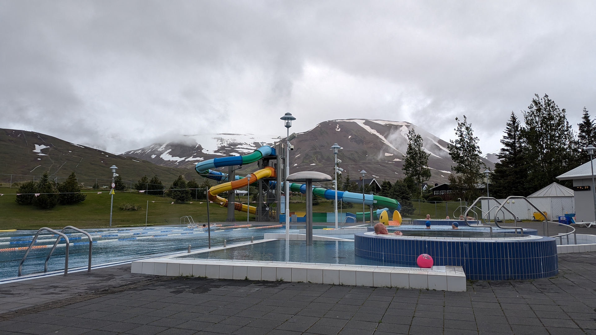 Schwimmbad in Schwimmbad Dalvik mit Bergen im Hintergrund