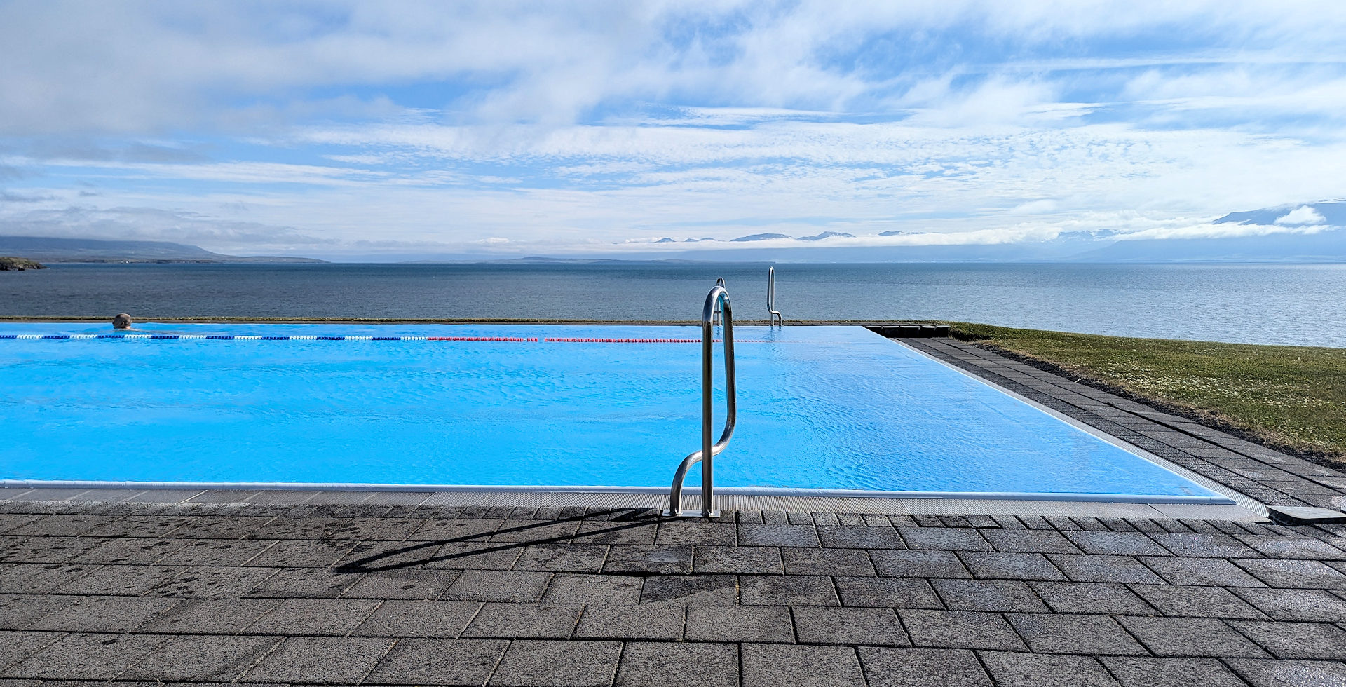 Blaues Wasser im Badebecken vom Hofsos Sundlaug