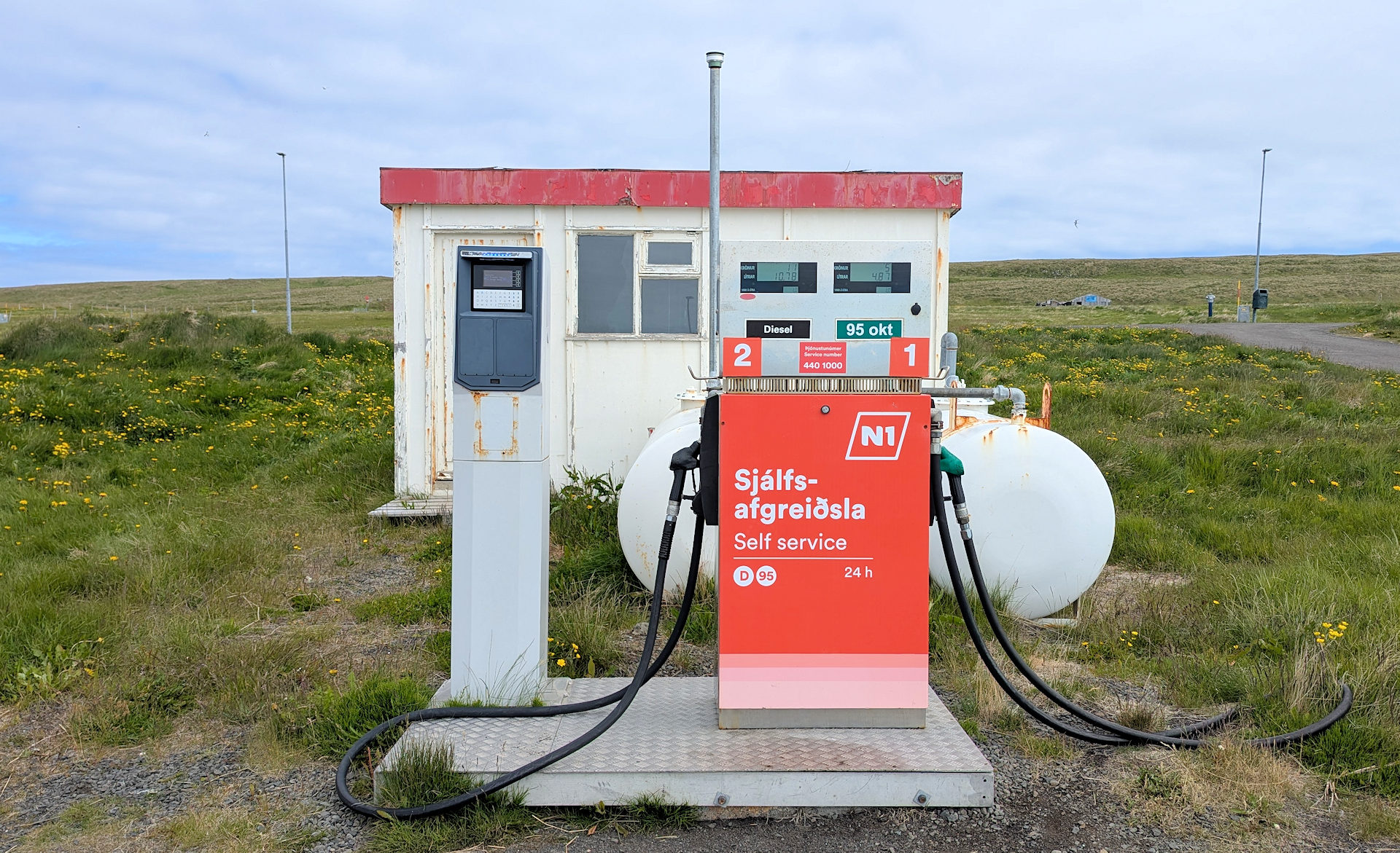 N1 Tankstelle für Diesel und Benzin in Grimsey Island. Abgelegenste und nördlichste Tankstelle von Island. 