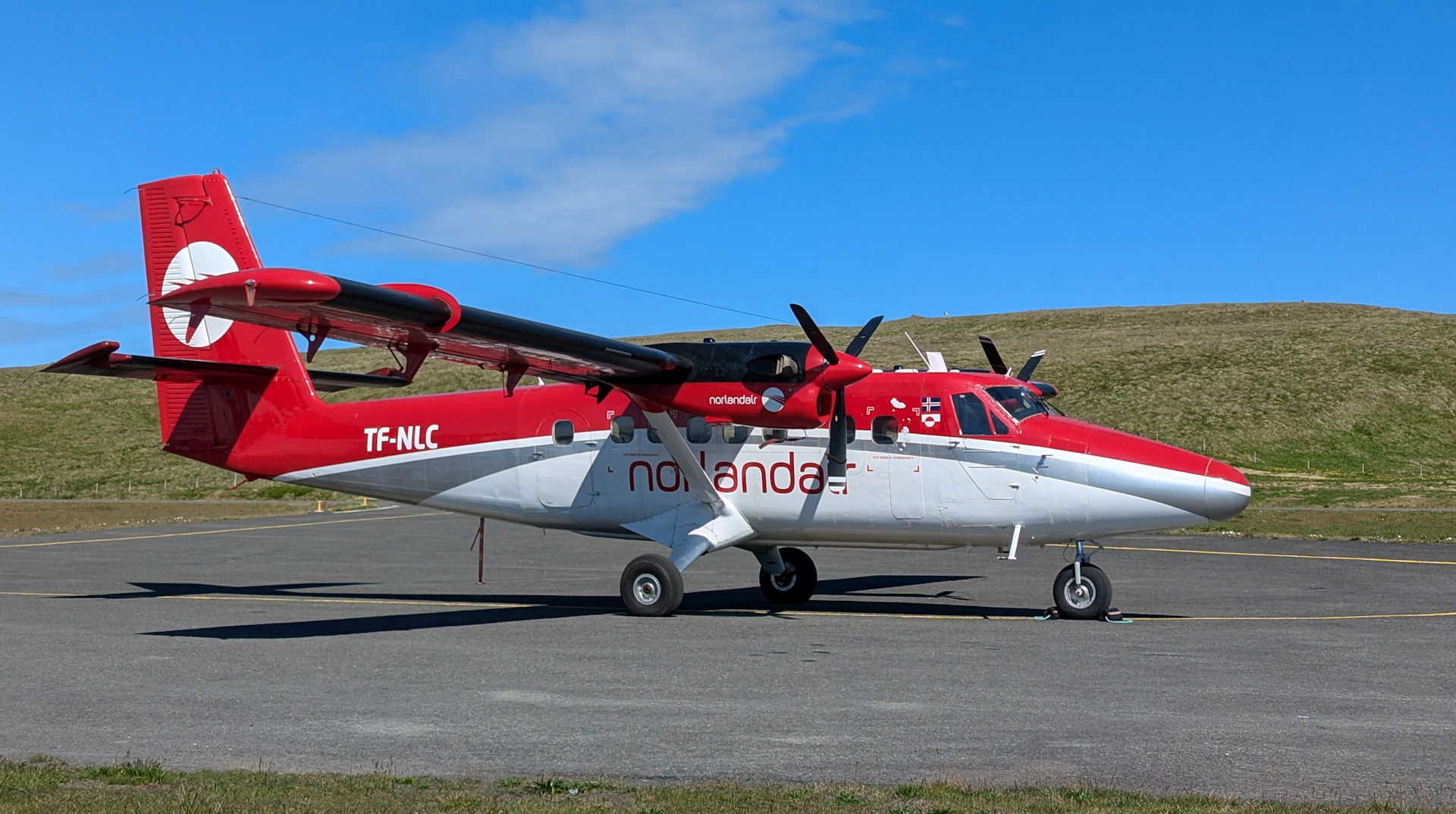 Zweimotoriges rot weisses Flugzeug de Haviland Twin Otter TF-NLC Norlandair