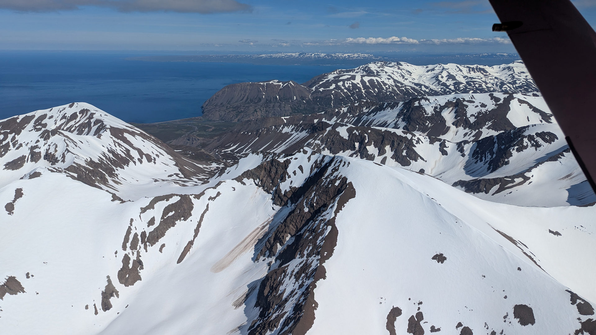 Luftbild der Berge von Akureyri in Island vom Flugzeug aus gesehen