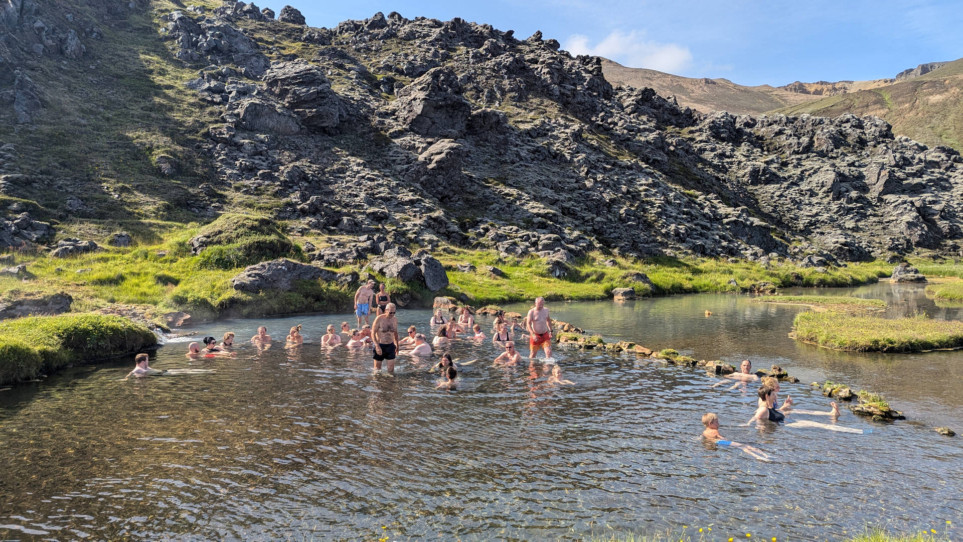 Menschen baden im Landmannalaugar, Island