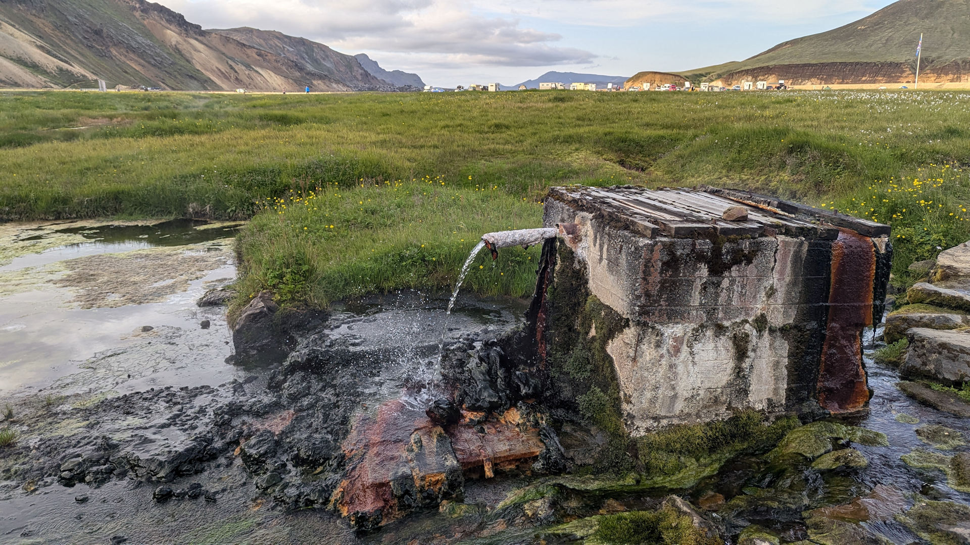 70 Grad heisse Wasser Quelle in Landmannalaugar Island 