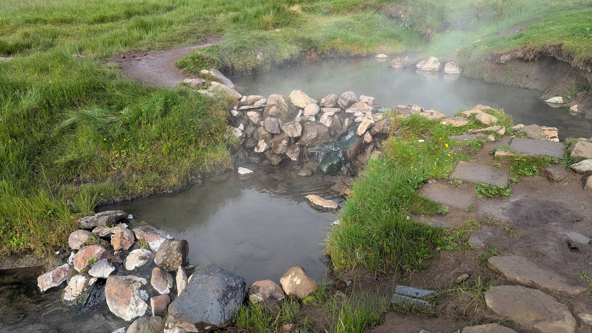 Hotpot neben dem Reykjarfirdi Sundlaug