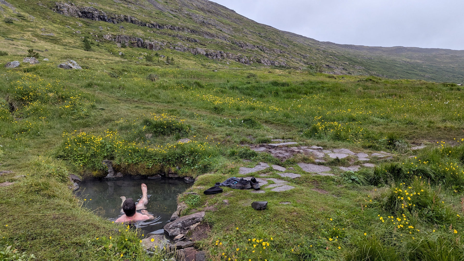 Galtahrggjarlaug Hotpot in Island mit einer badenden Person