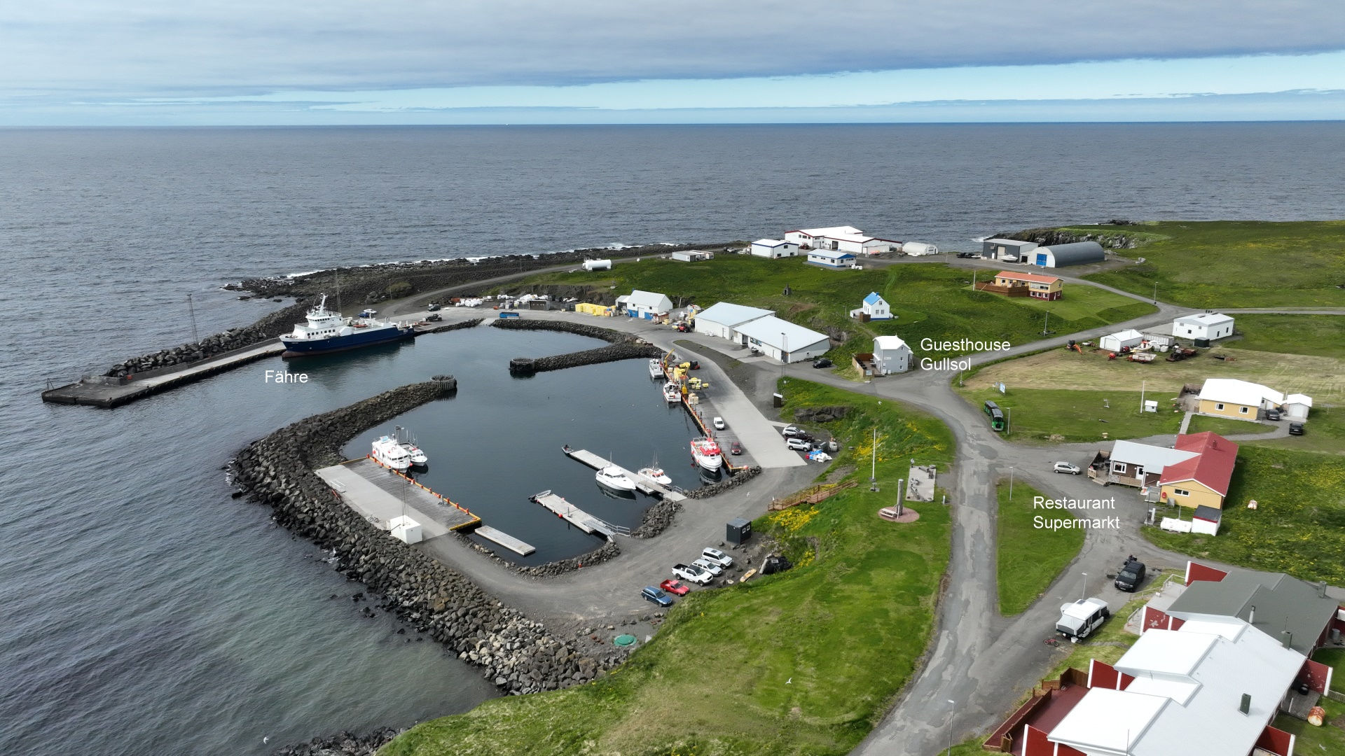 Luftbild Grimsey Island mit Blick auf den Hafen