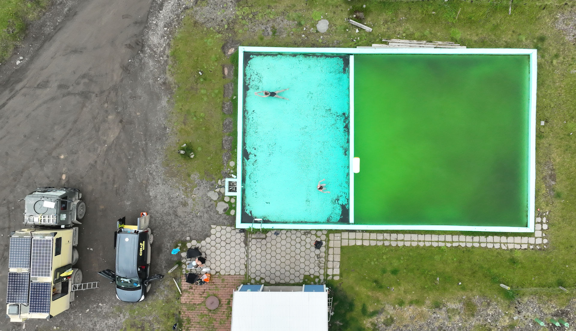 Reykjarfirdi Sundlaug Reykjarfjordur von oben aus gesehen. Zwei Badebecken mit unterschiedlicher Wasserfarbe