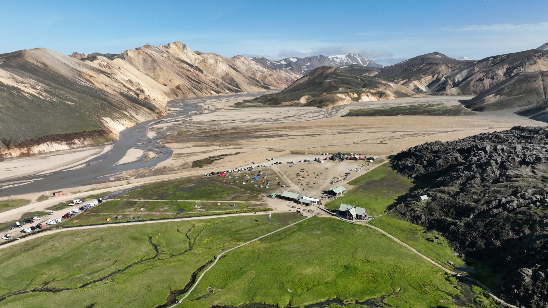 Luftbild Campingplatz Landmannalaugar Island mit grünen Wiesen und gelben Vulkanbergen