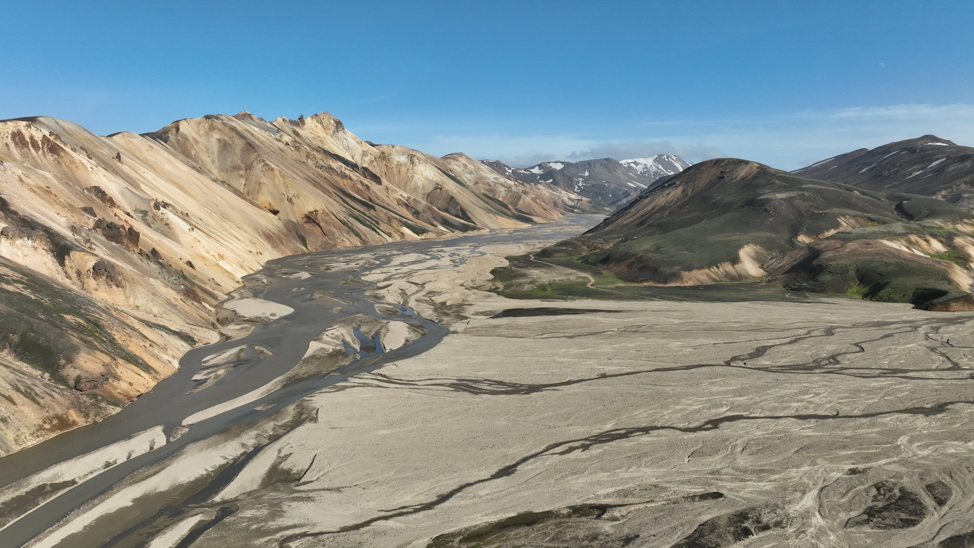 Luftbild sandfarbene Vulkanberge in Landmannalaugar Island