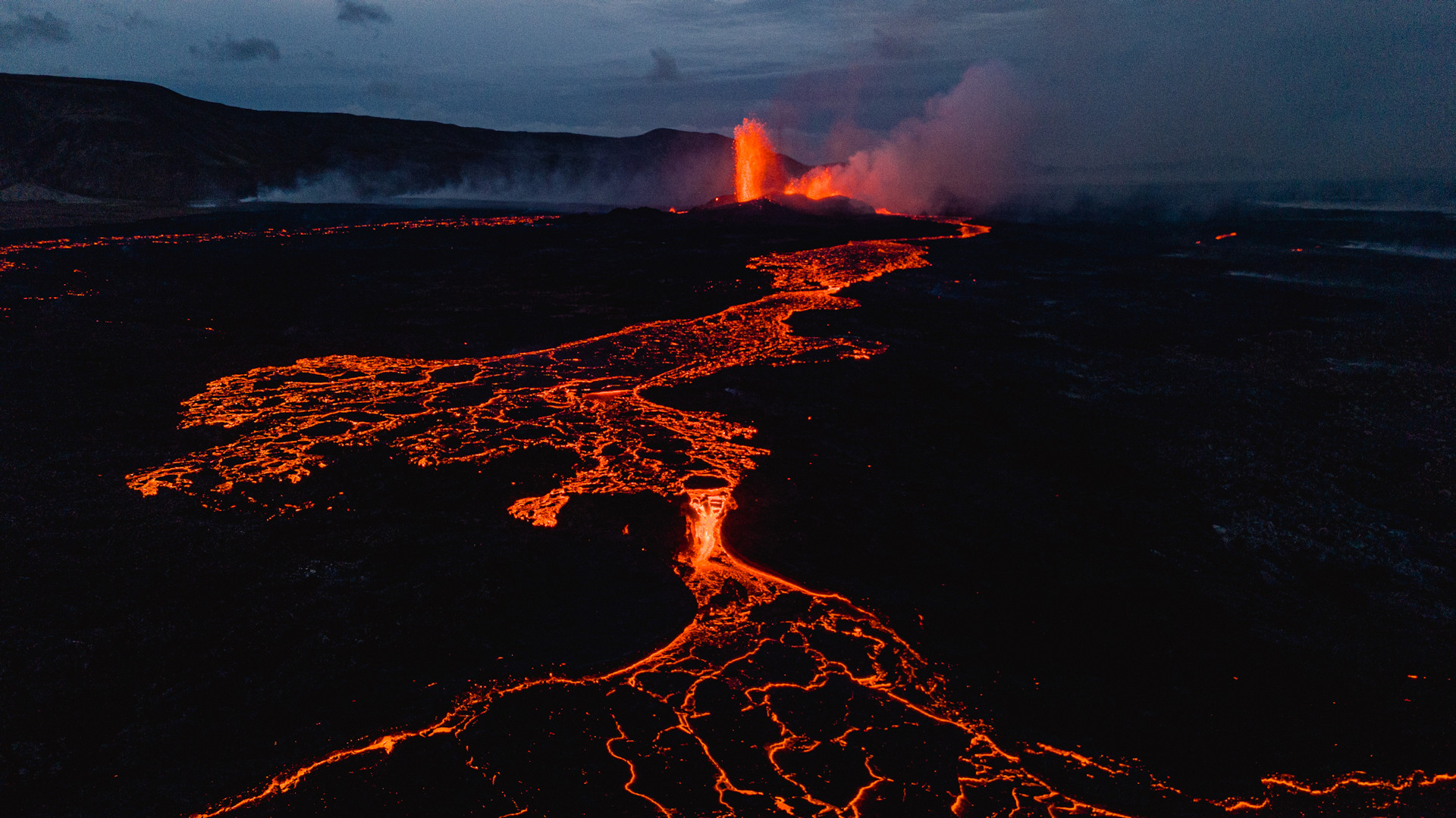 Vulkanausbruch in Island bei Nacht fotografiert mit glühendem Lavastrom