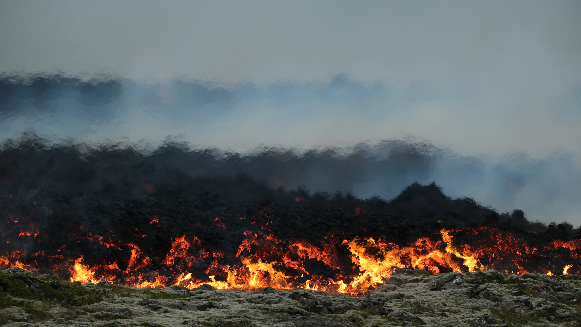 Glühende Lava in Island mit flimmernder Luft