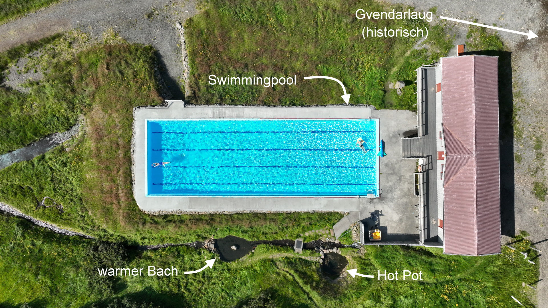 Luftbild vom Schwimmbad Hotel Laugarholl mit Markierungen