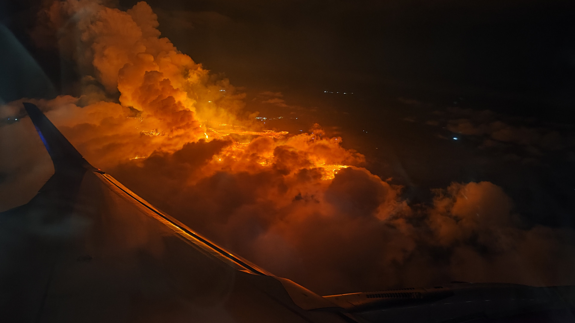 Rot angeleuchtete Wolken Vulkanausbruch Grindavik am 22.08.2024 vom Flugzeug aus fotografiert