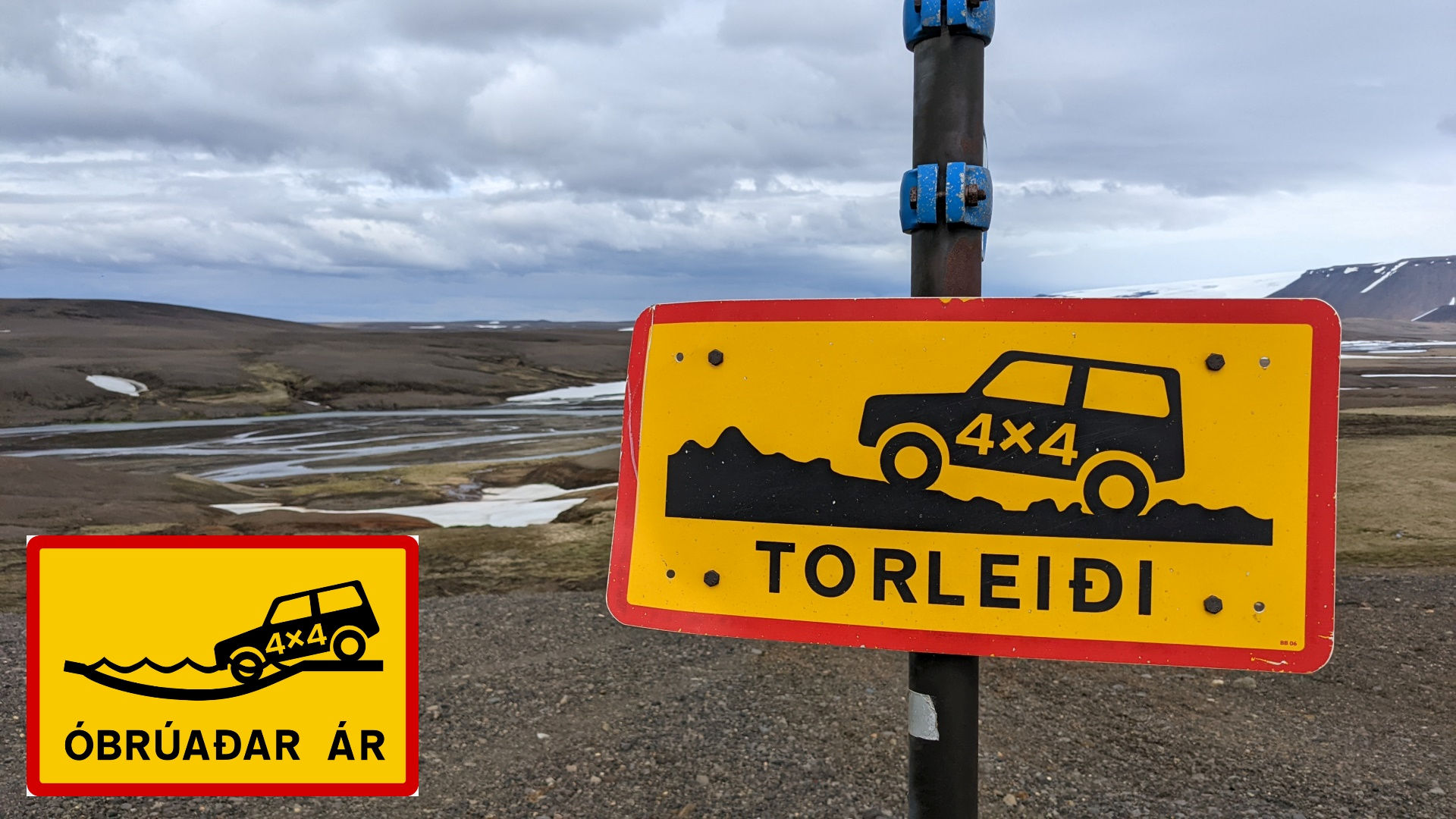 Ein gelbes Torleidi Schild in Island, was auf unwegsames und nur mit einem Geländewagen zu befahrenes Gebiet hinweist. In das Bild wurde eine zusätzliche Grafik eingefügt, die ein 4x4 Auto beim befahren einer Wasser Furt darstellt. 